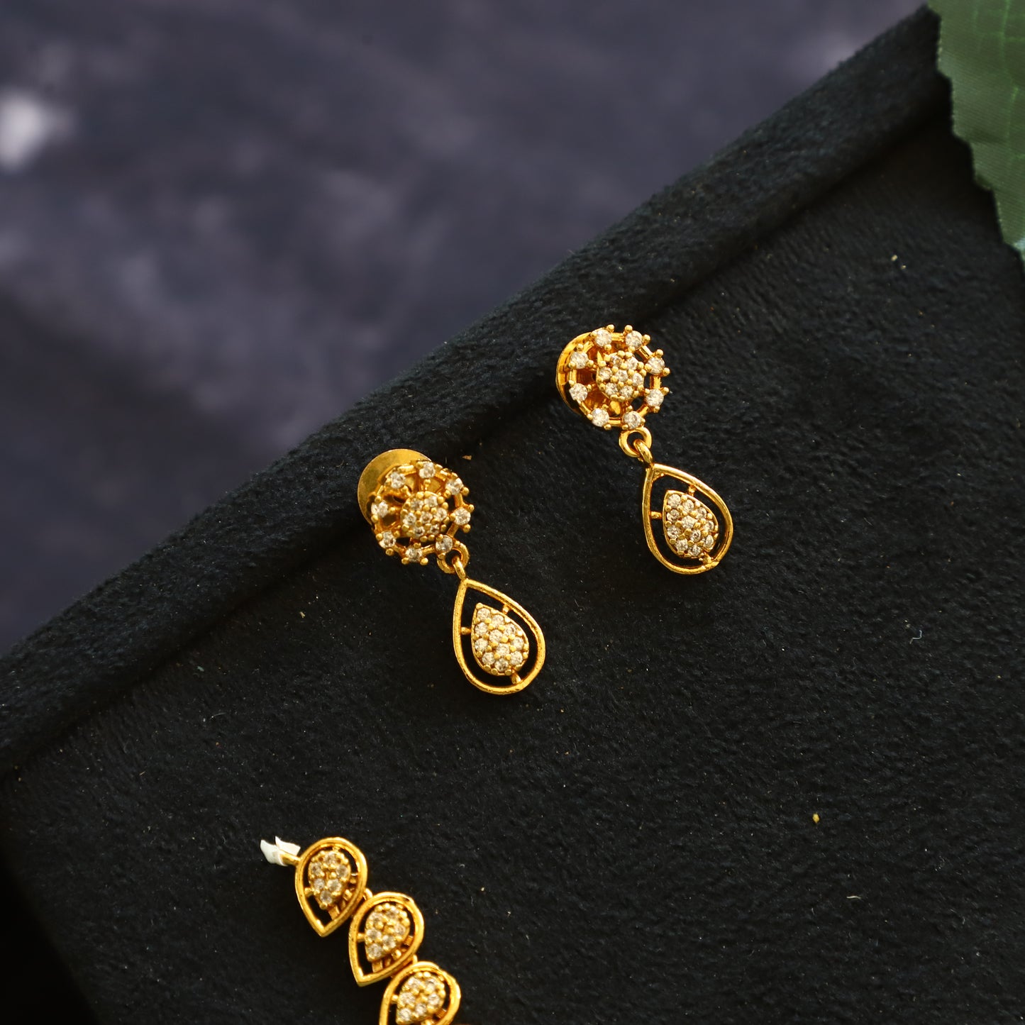 DROP NECKPIECE