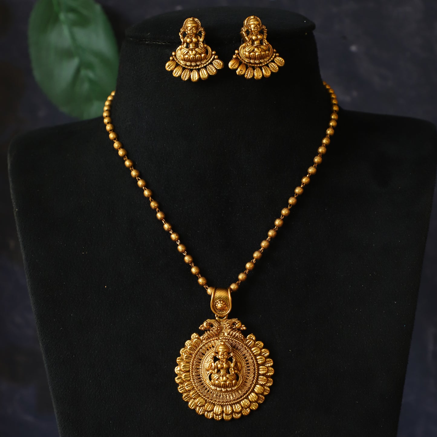 NOAH NECKPIECE