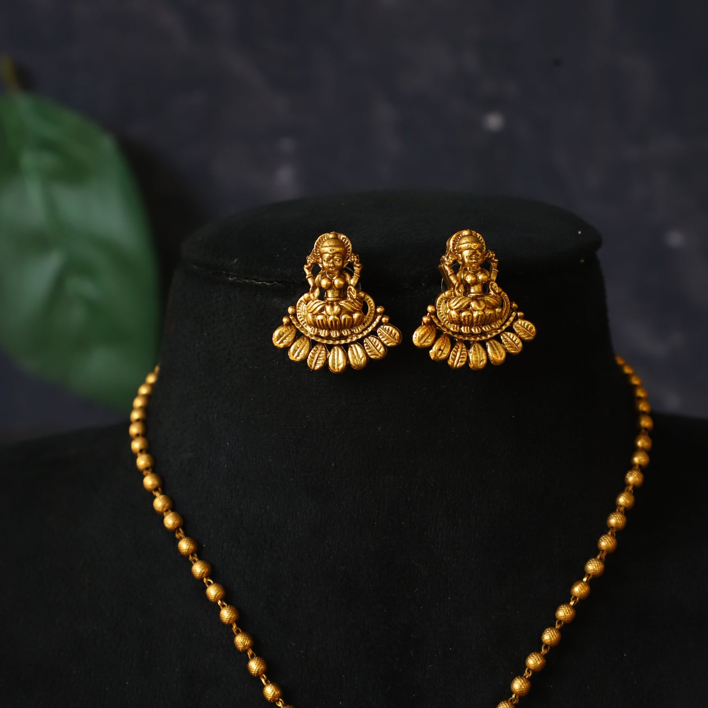 NOAH NECKPIECE