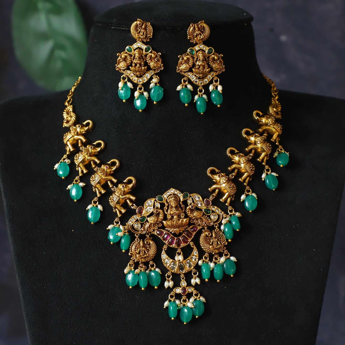 TRADIONAL NECKPIECE