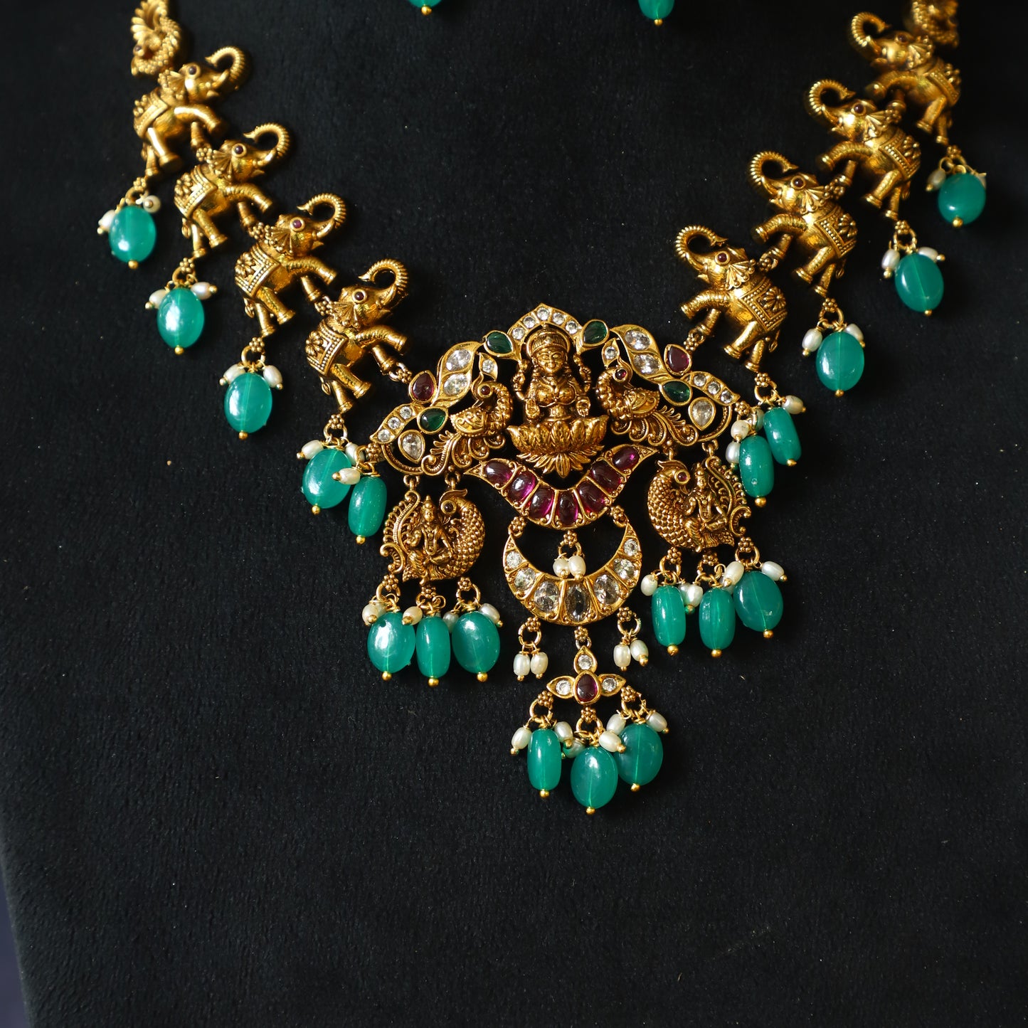 TRADIONAL NECKPIECE