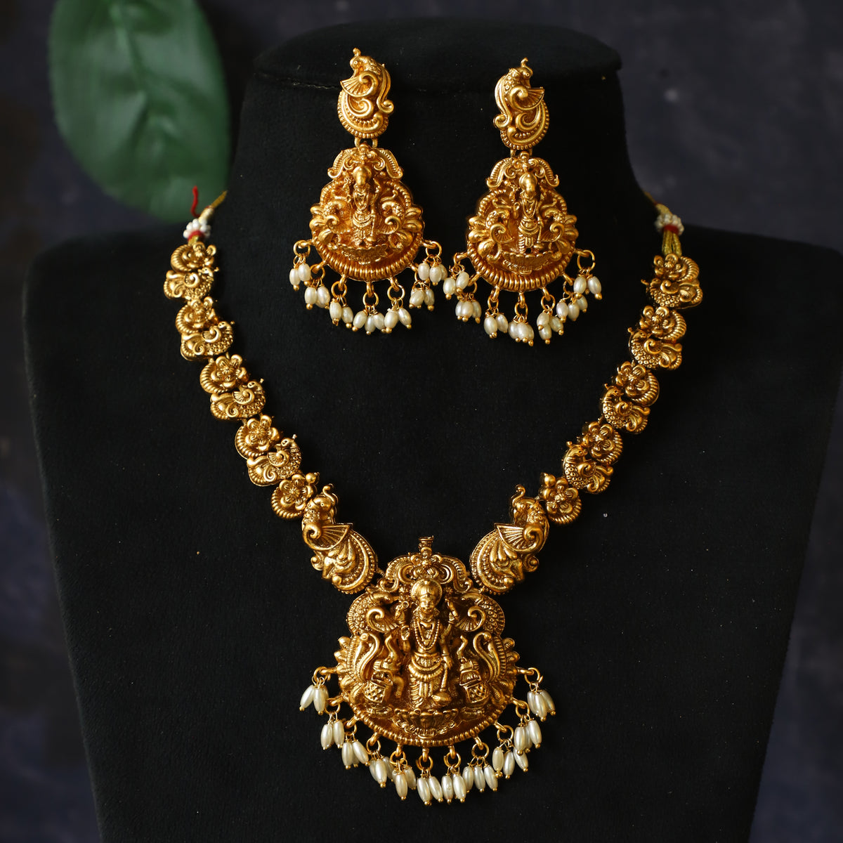 TEMPLE NECKPIECE