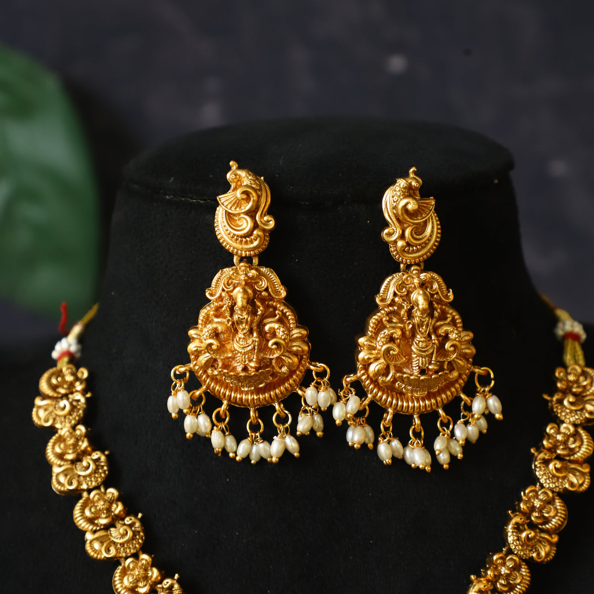 TEMPLE NECKPIECE