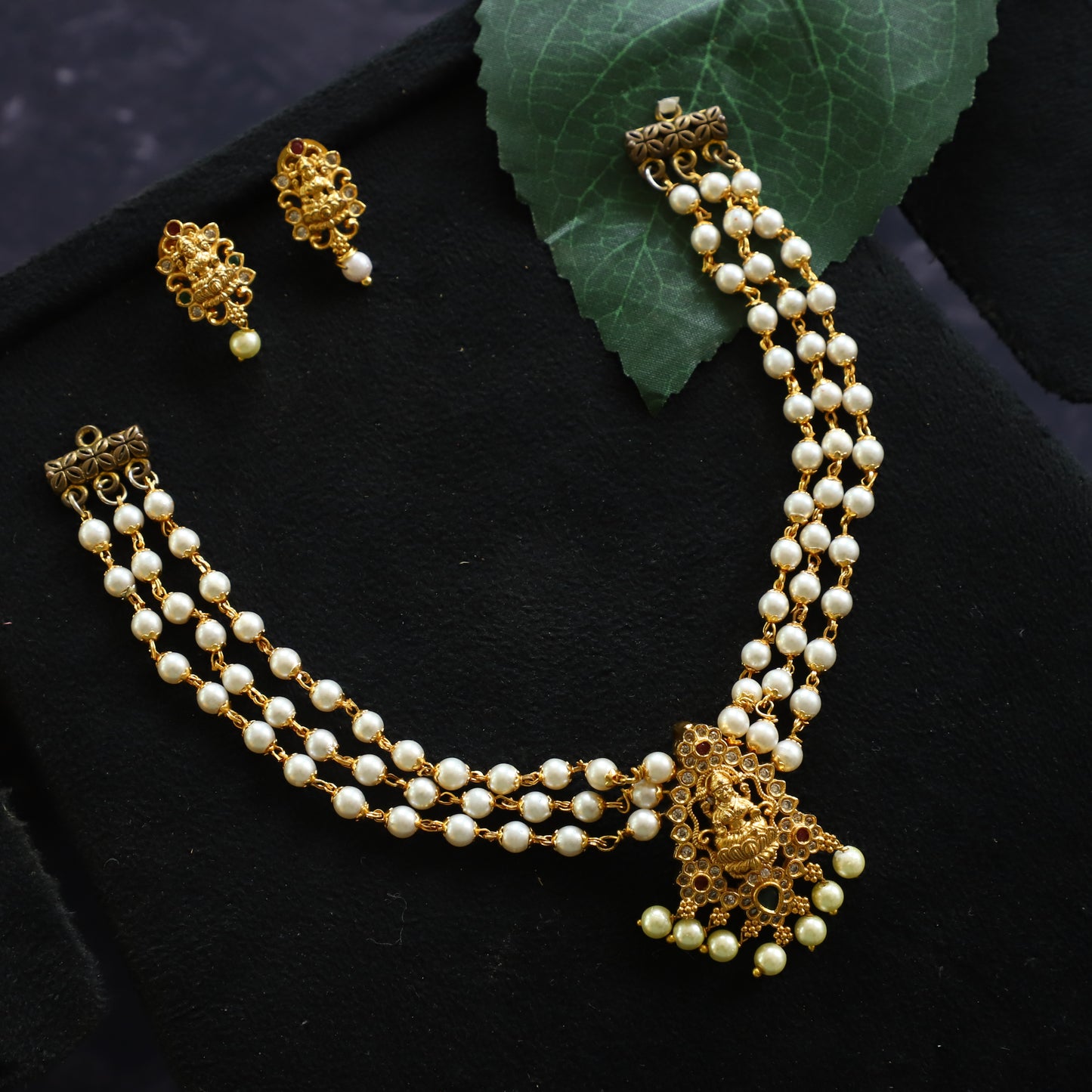 PEARLS CHOCKER NECKPIECE