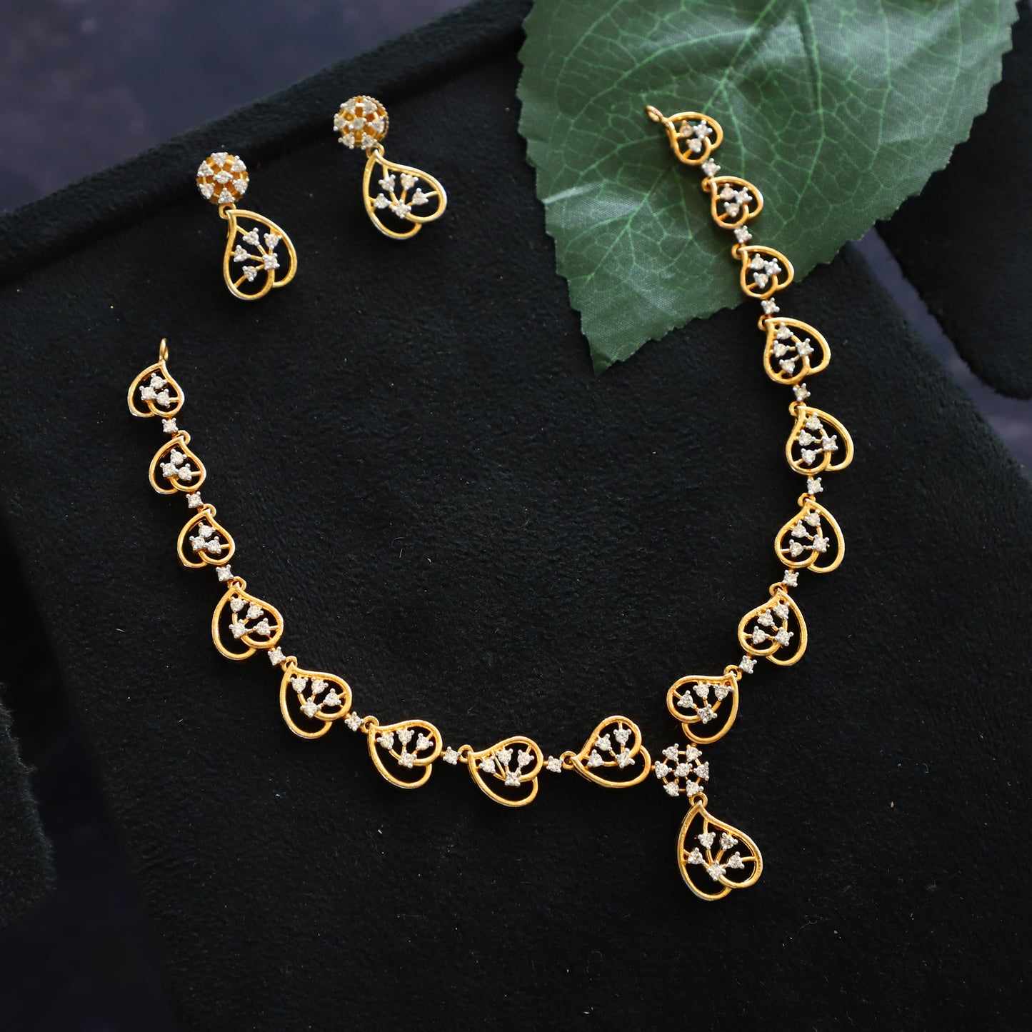GLISTER NECKPIECE