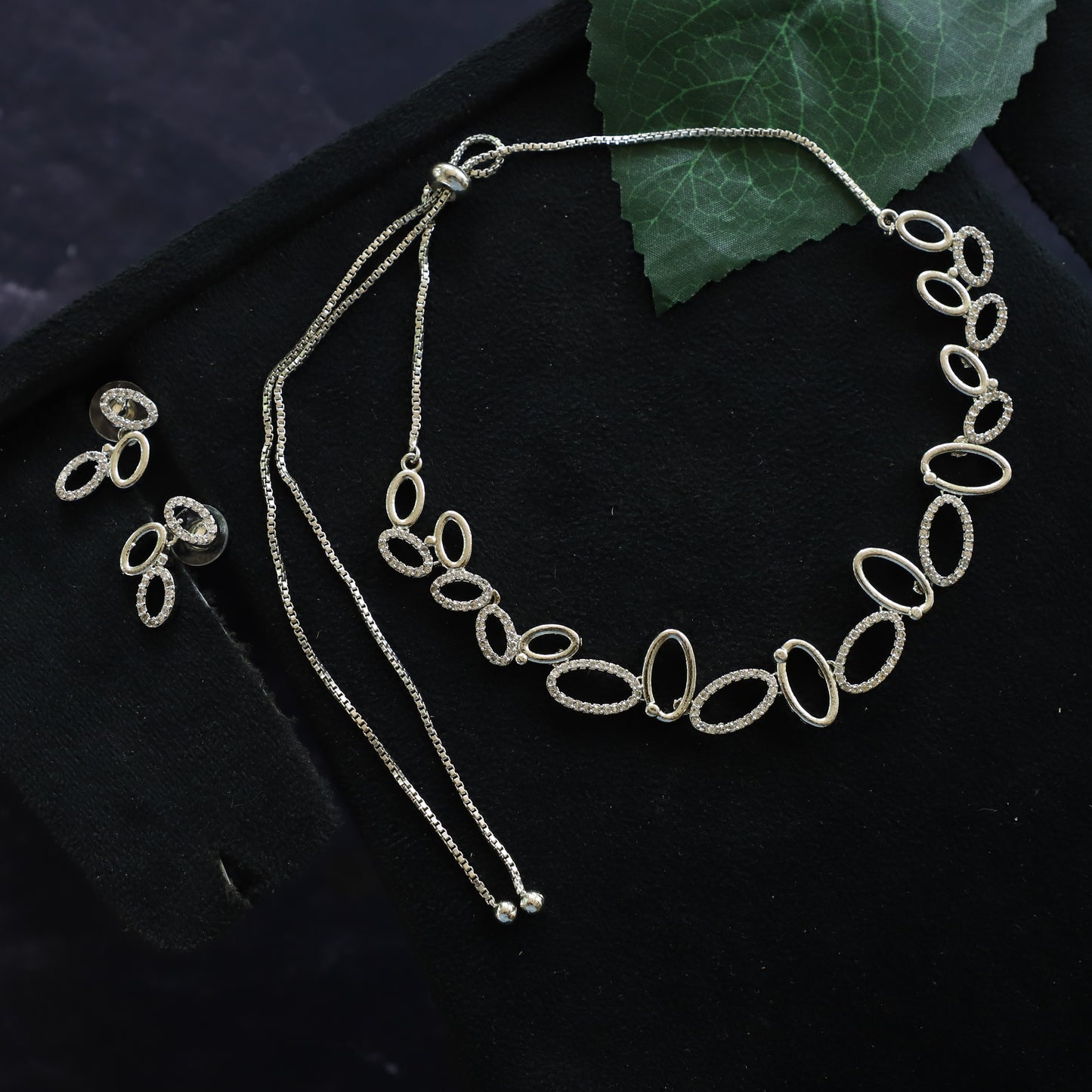 FANCY OVEL NECKPIECE
