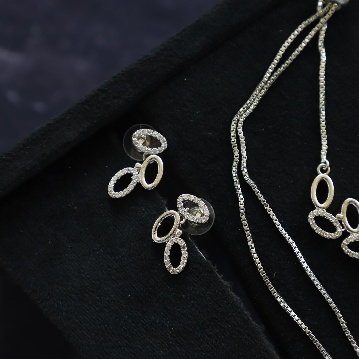 FANCY OVEL NECKPIECE