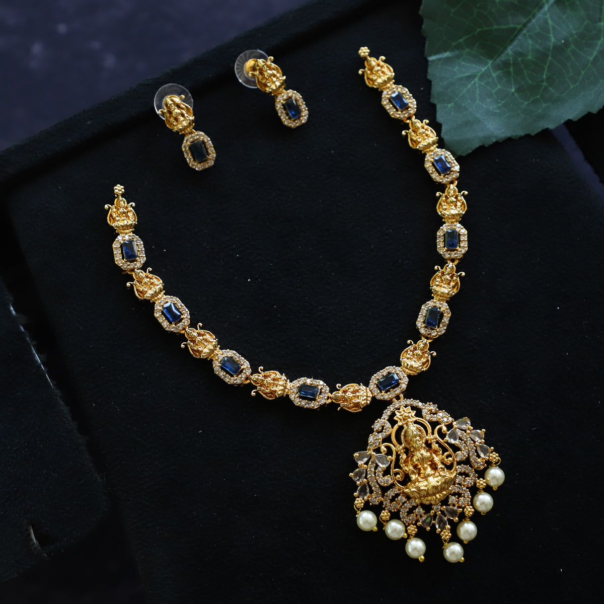 LAXI NECKPIECE
