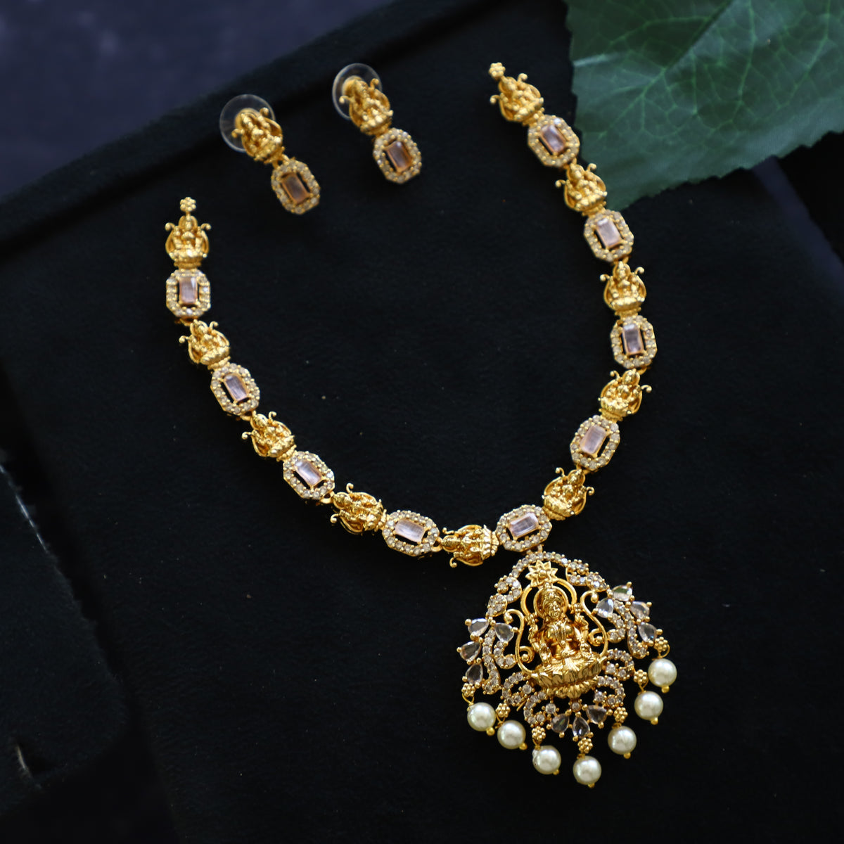 LAXI NECKPIECE