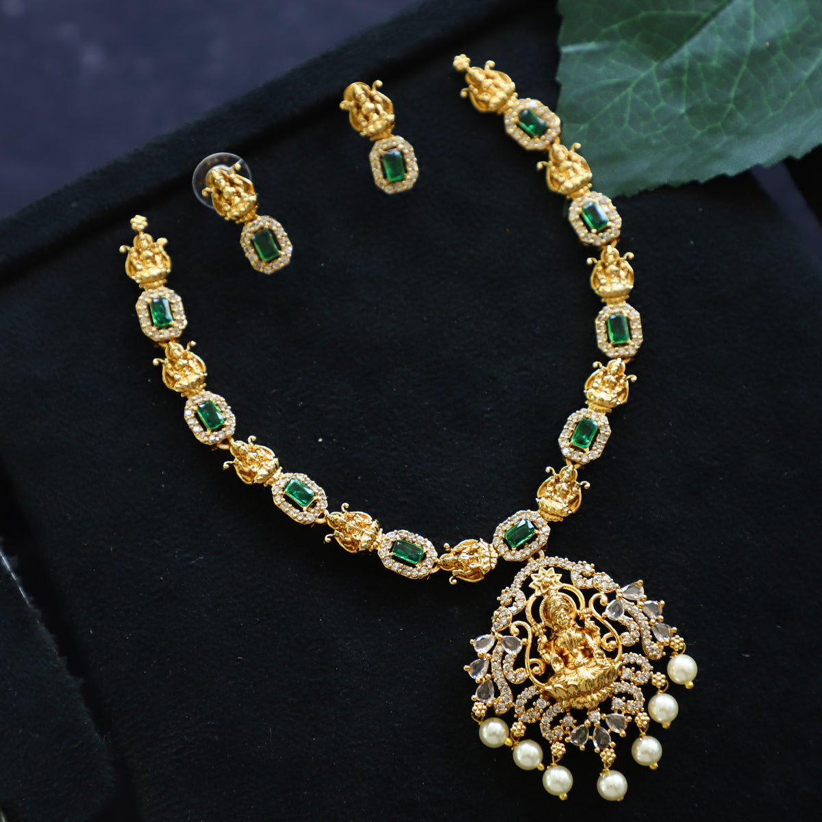 LAXI NECKPIECE