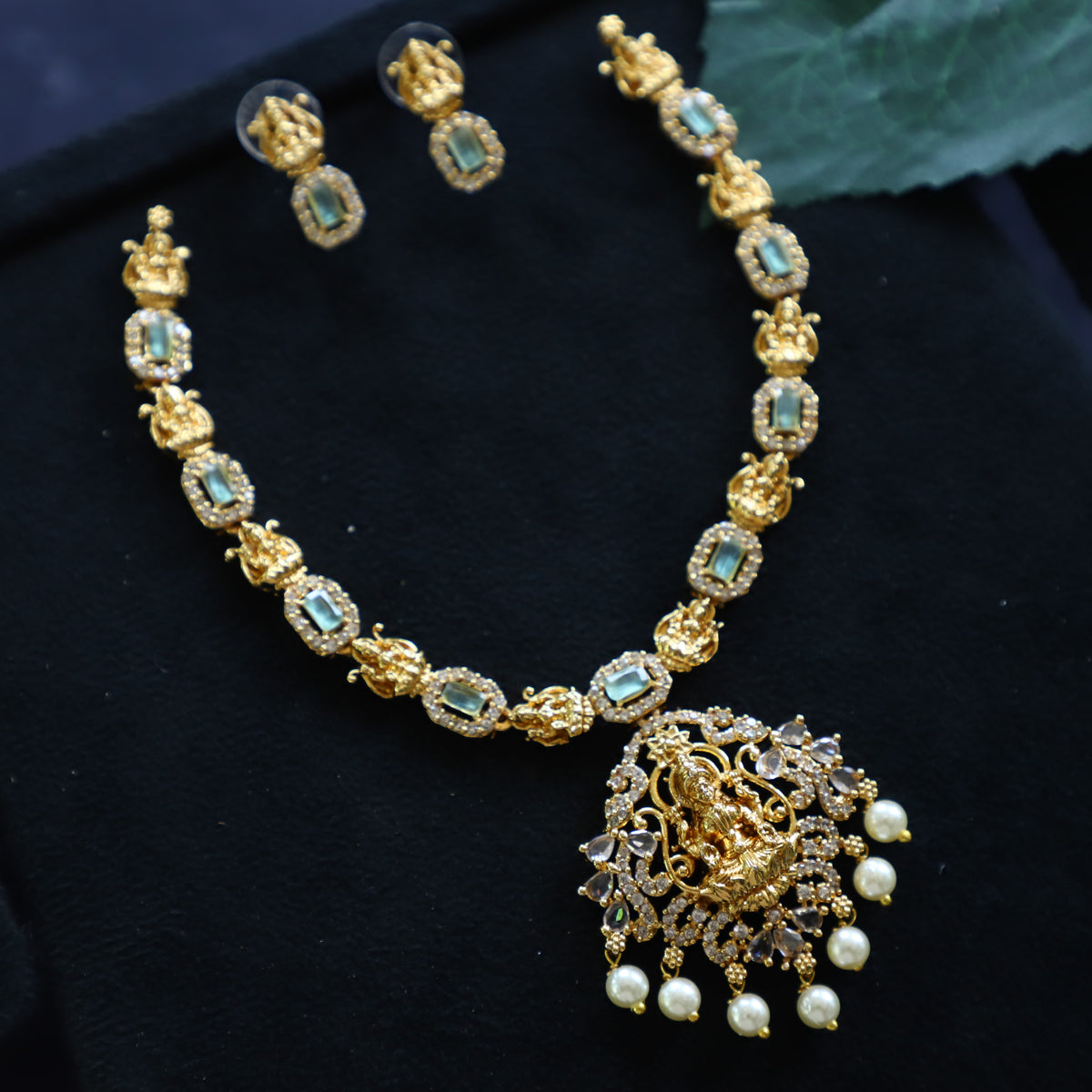 LAXI NECKPIECE