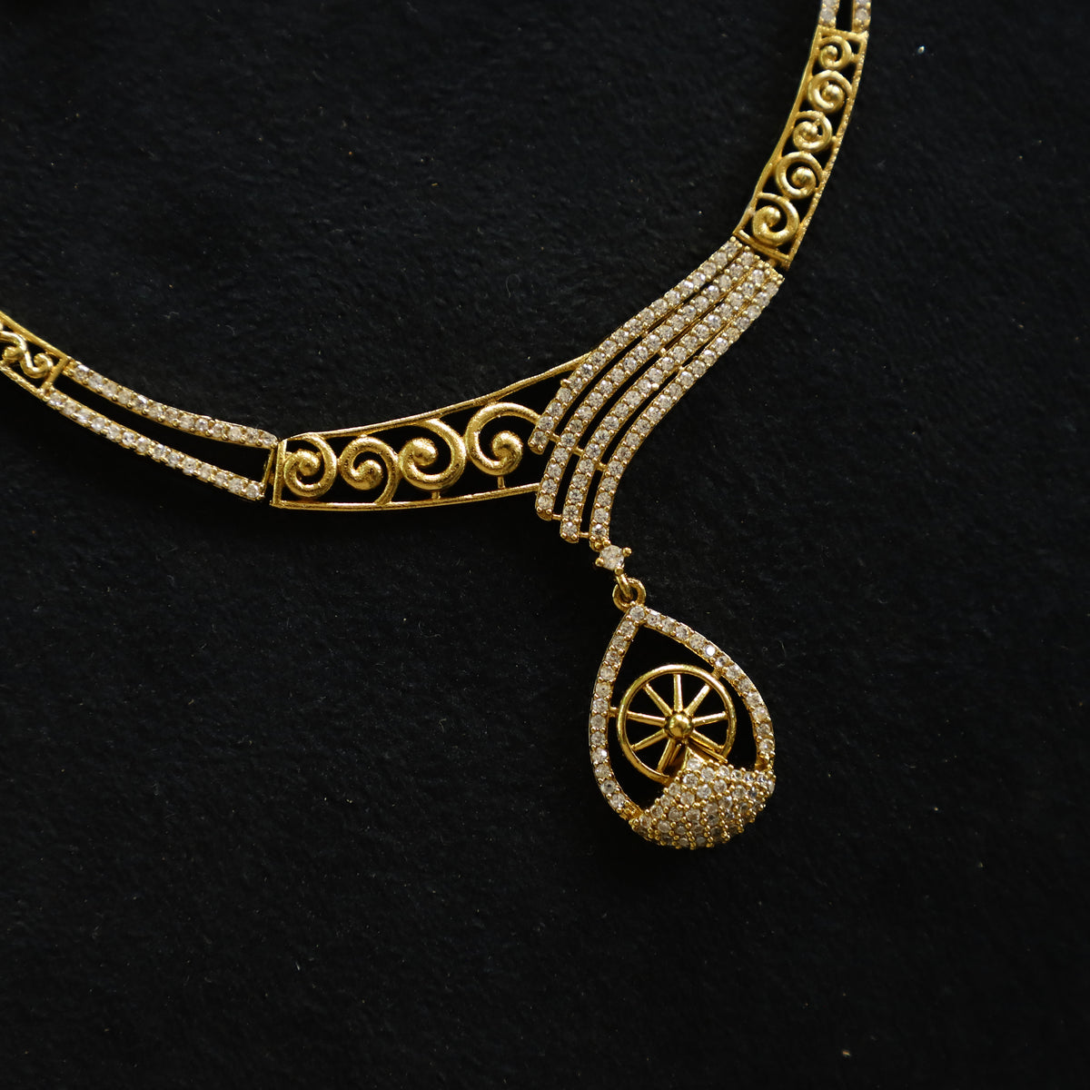 OLIVIA NECKPIECE