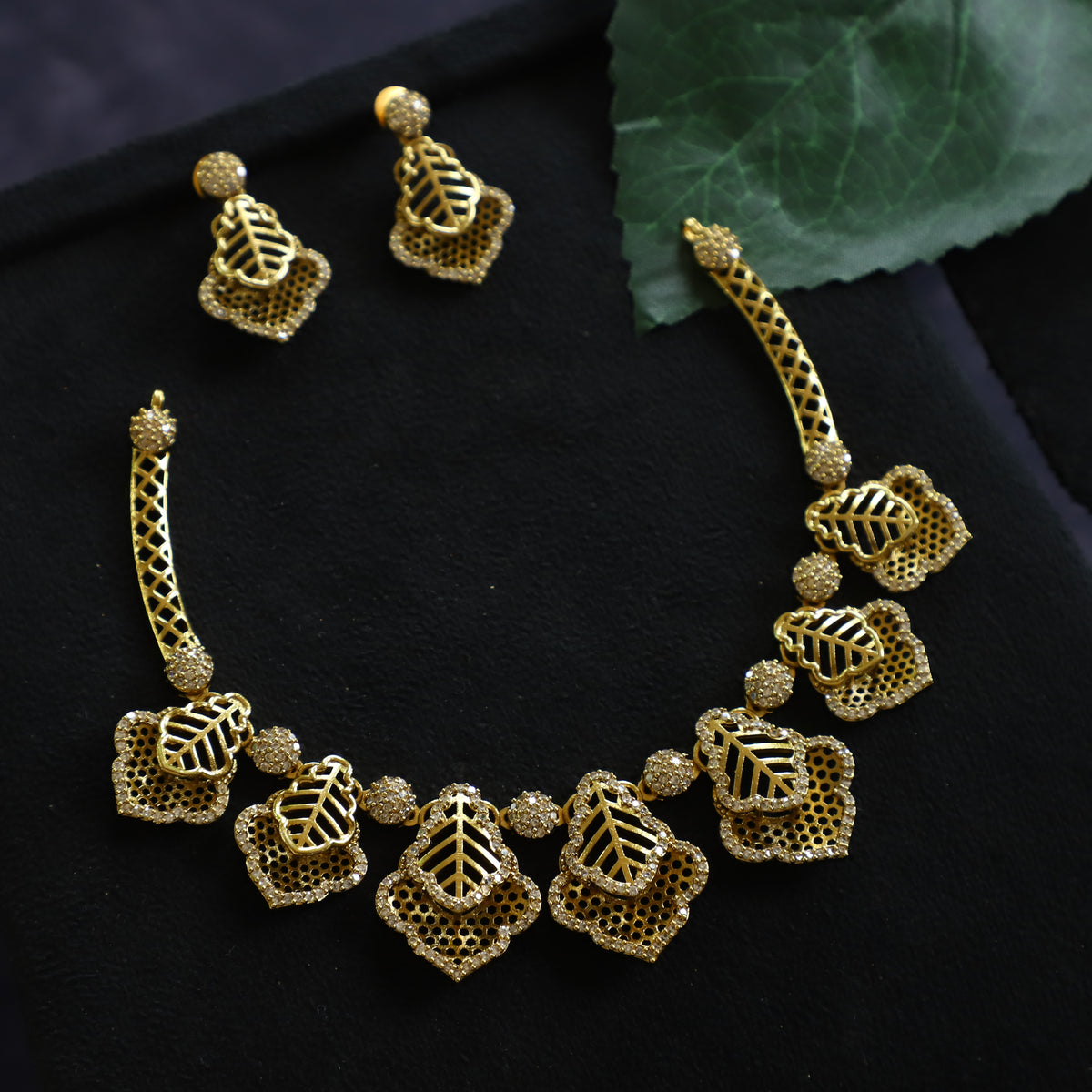 ZOE NECKPIECE