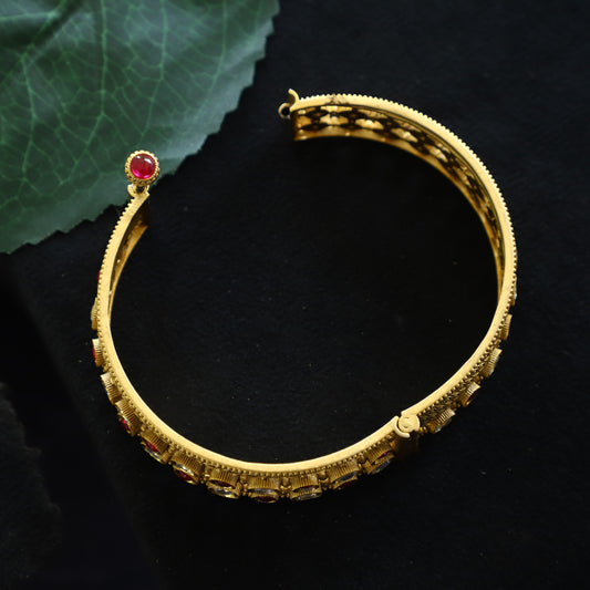 APPEALING BANGLE