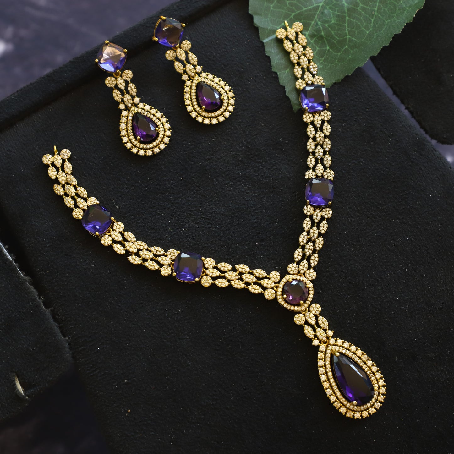 "VICTORIA" NECKPIECE
