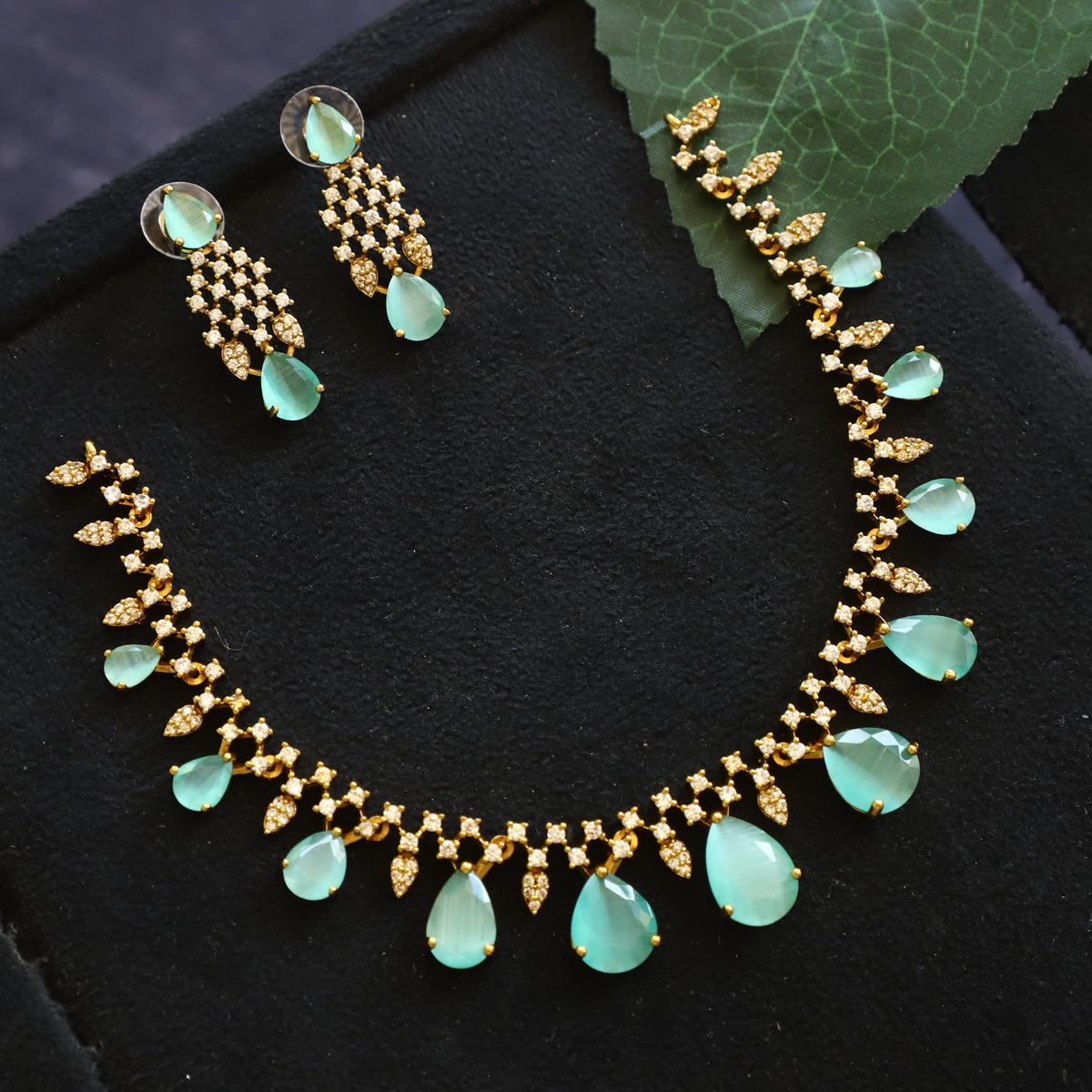 GORGEOUS NECKPIECE