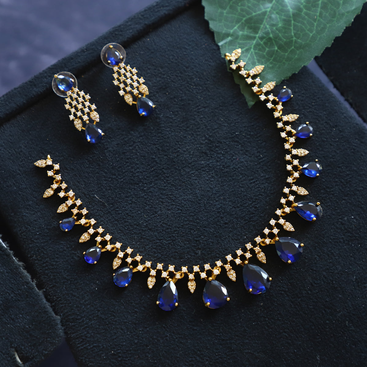 GORGEOUS NECKPIECE
