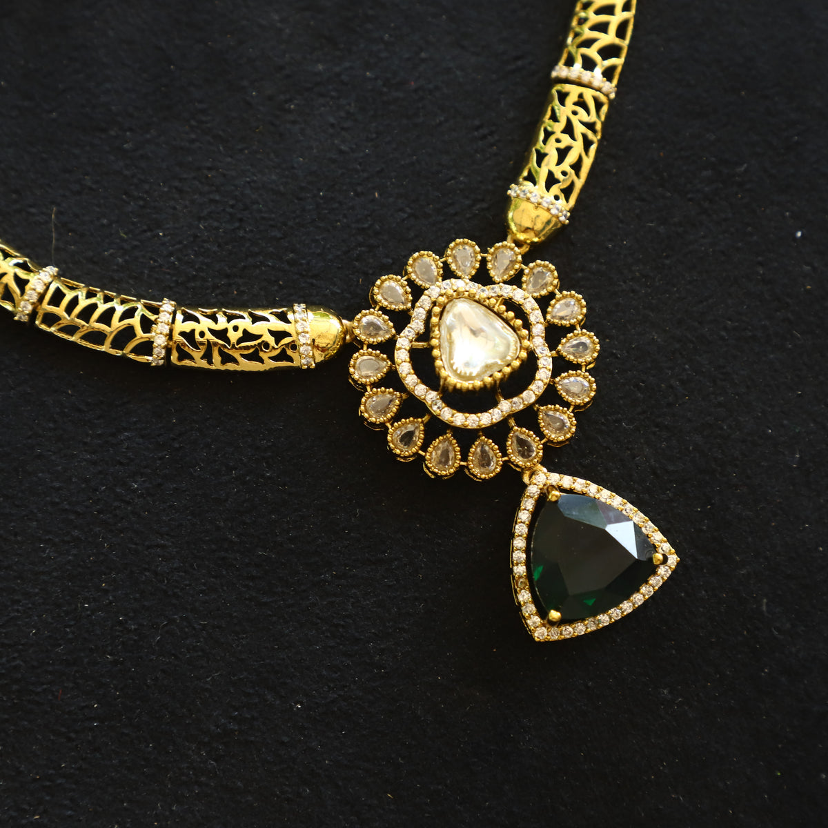 MANJU WARRIER NECKLACE
