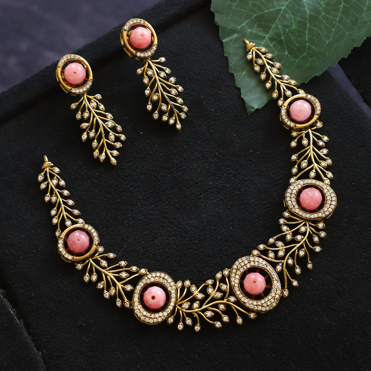 LEAFY NECKPIECE