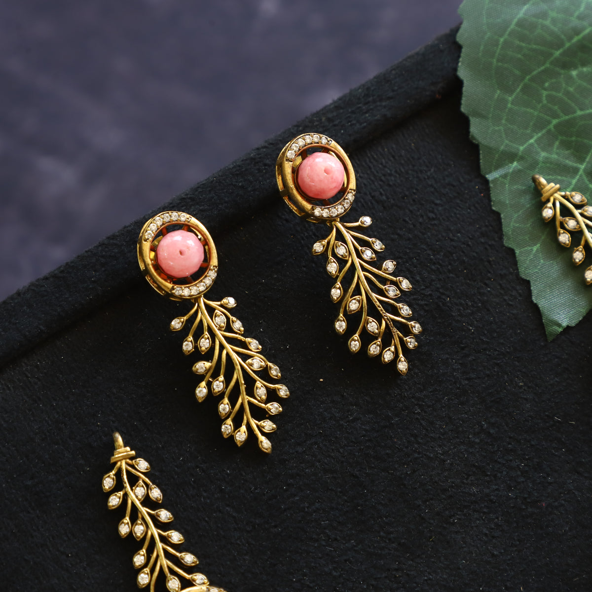 LEAFY NECKPIECE