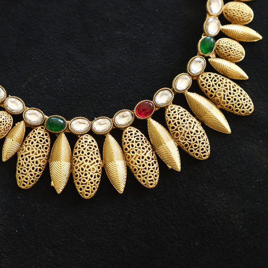 LEAF DESIGN NECKPIECE
