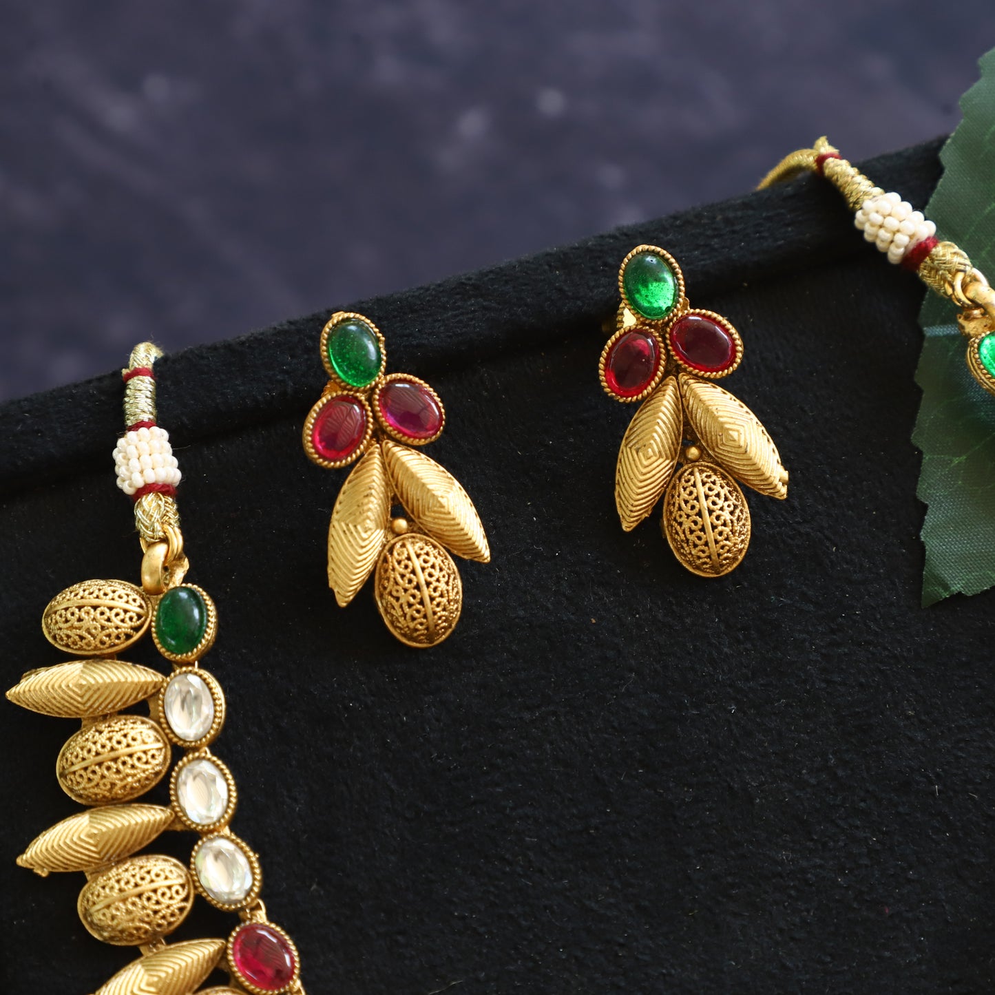 LEAF DESIGN NECKPIECE