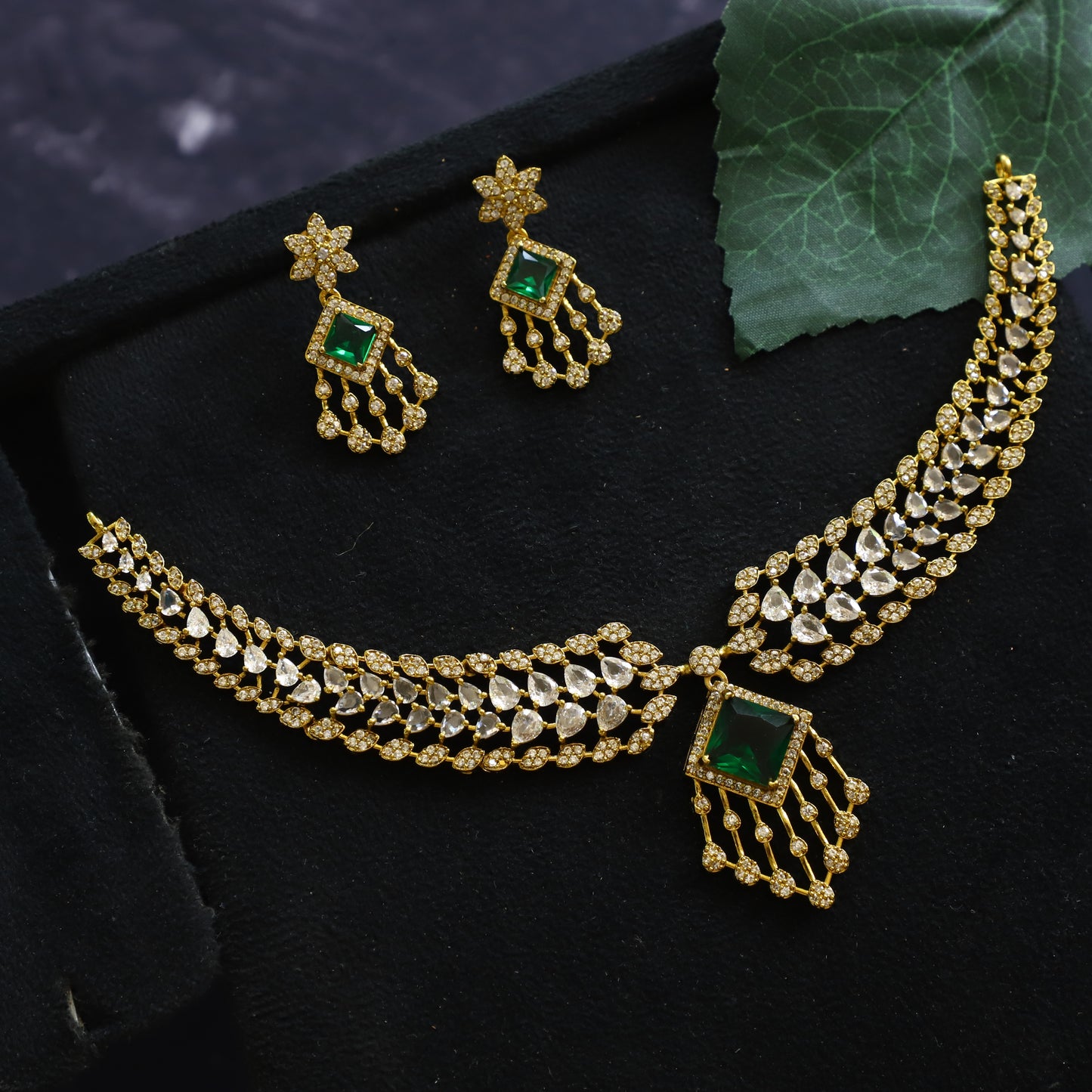 AVIRA NECKPIECE