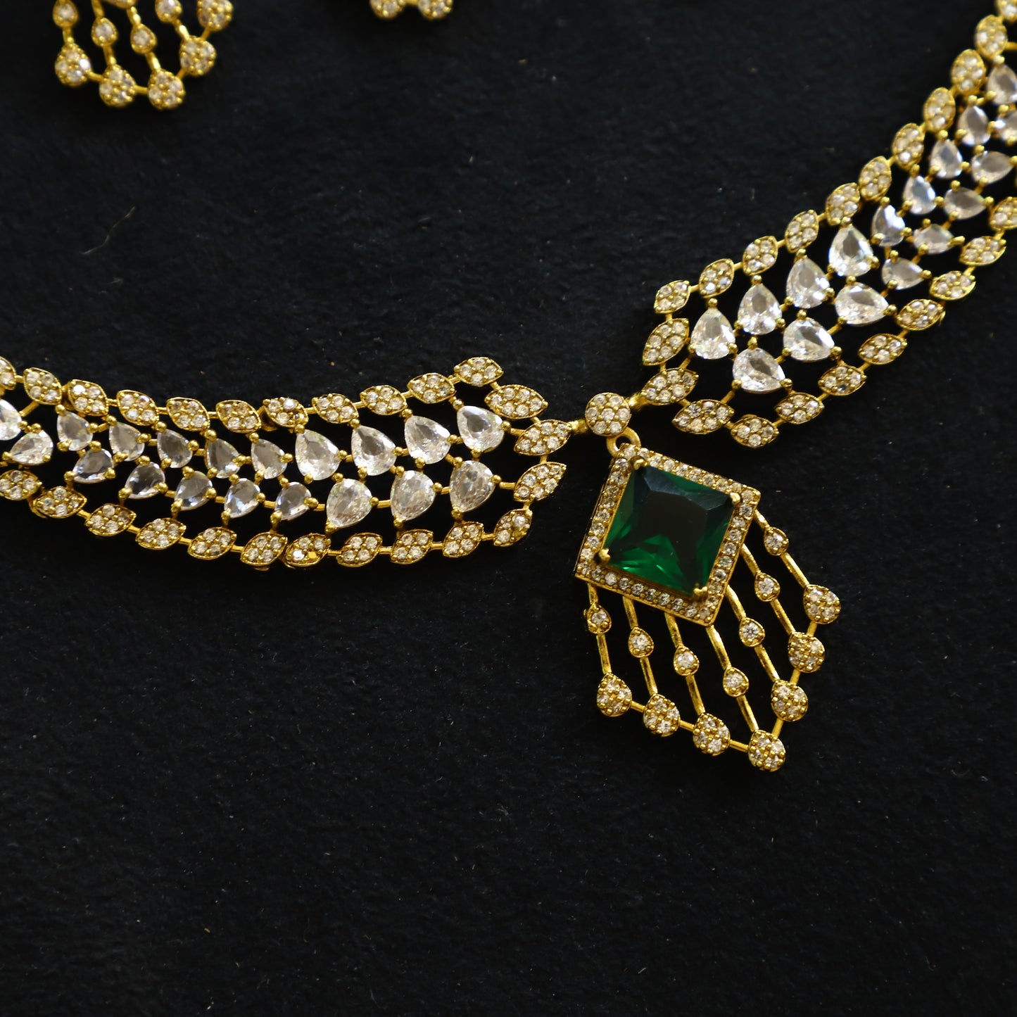 AVIRA NECKPIECE