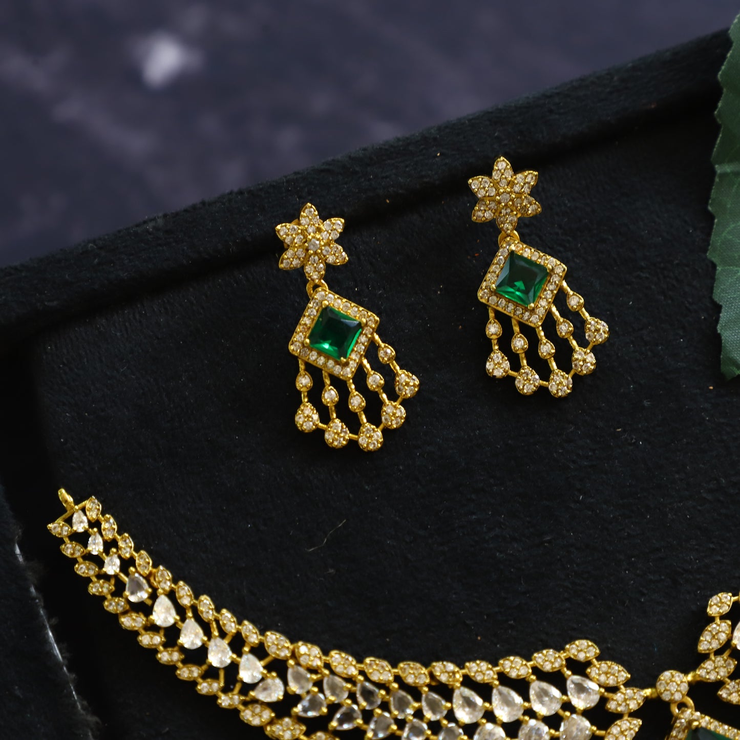 AVIRA NECKPIECE