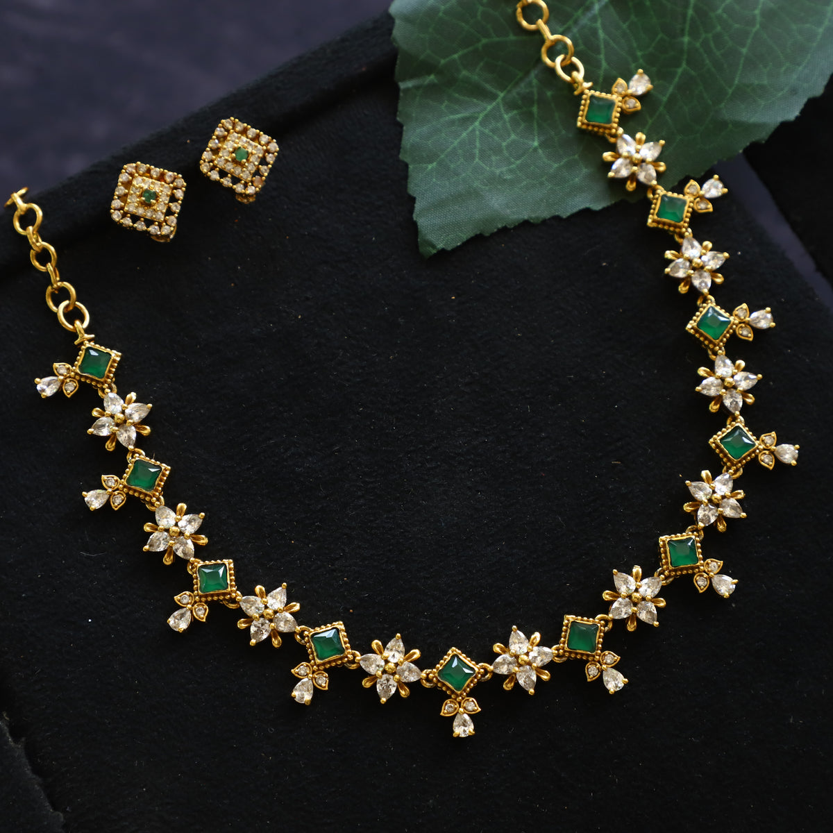 EMERALD NAKSHA NECKPIECE