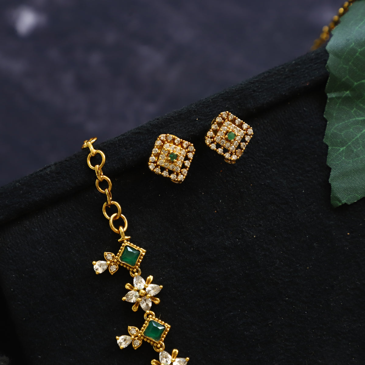 EMERALD NAKSHA NECKPIECE