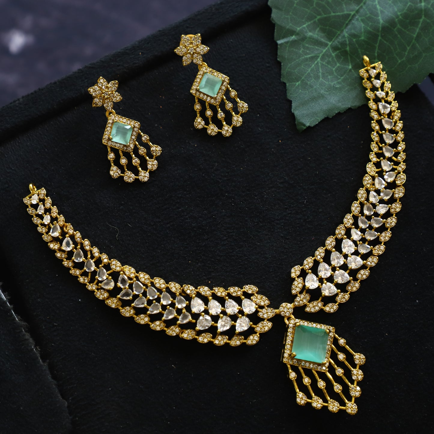 AVIRA NECKPIECE
