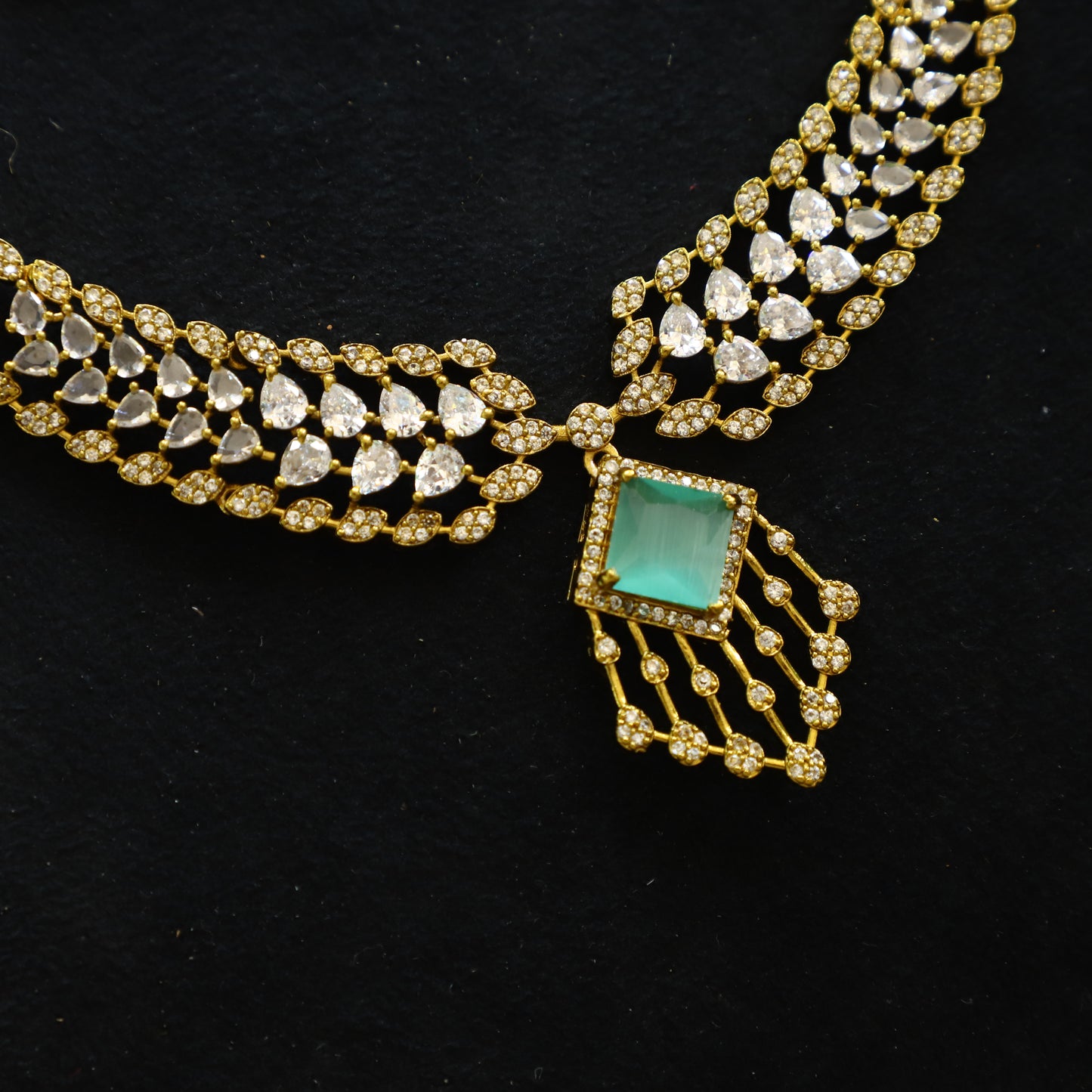 AVIRA NECKPIECE