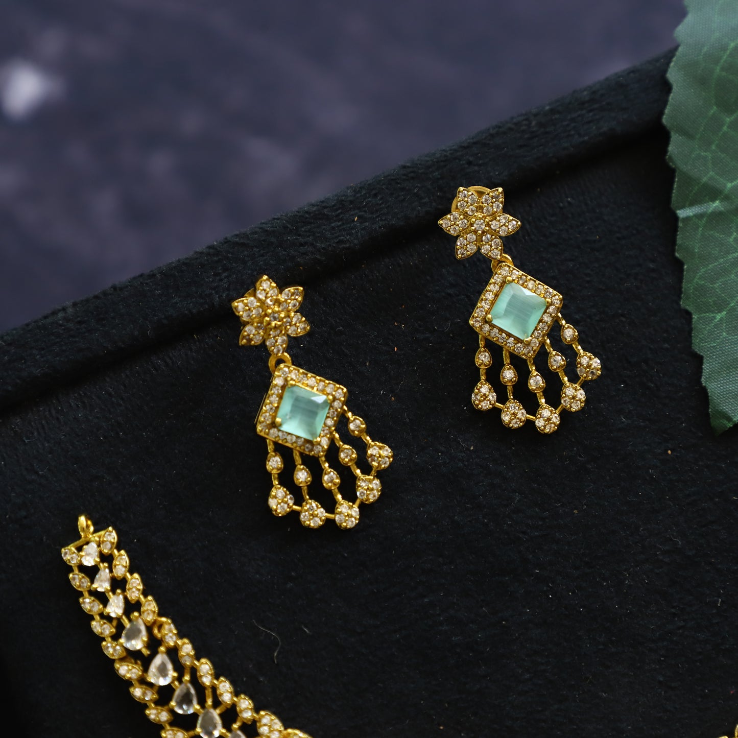 AVIRA NECKPIECE