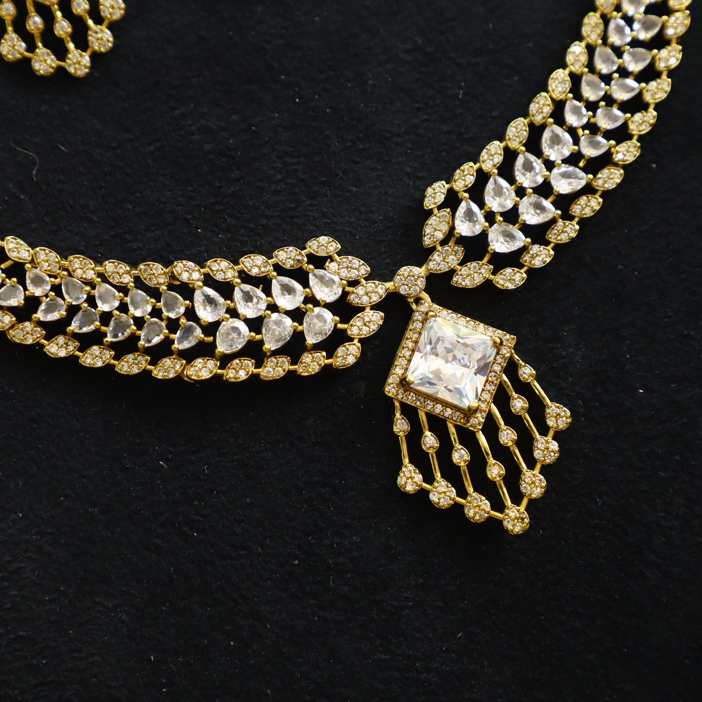 AVIRA NECKPIECE