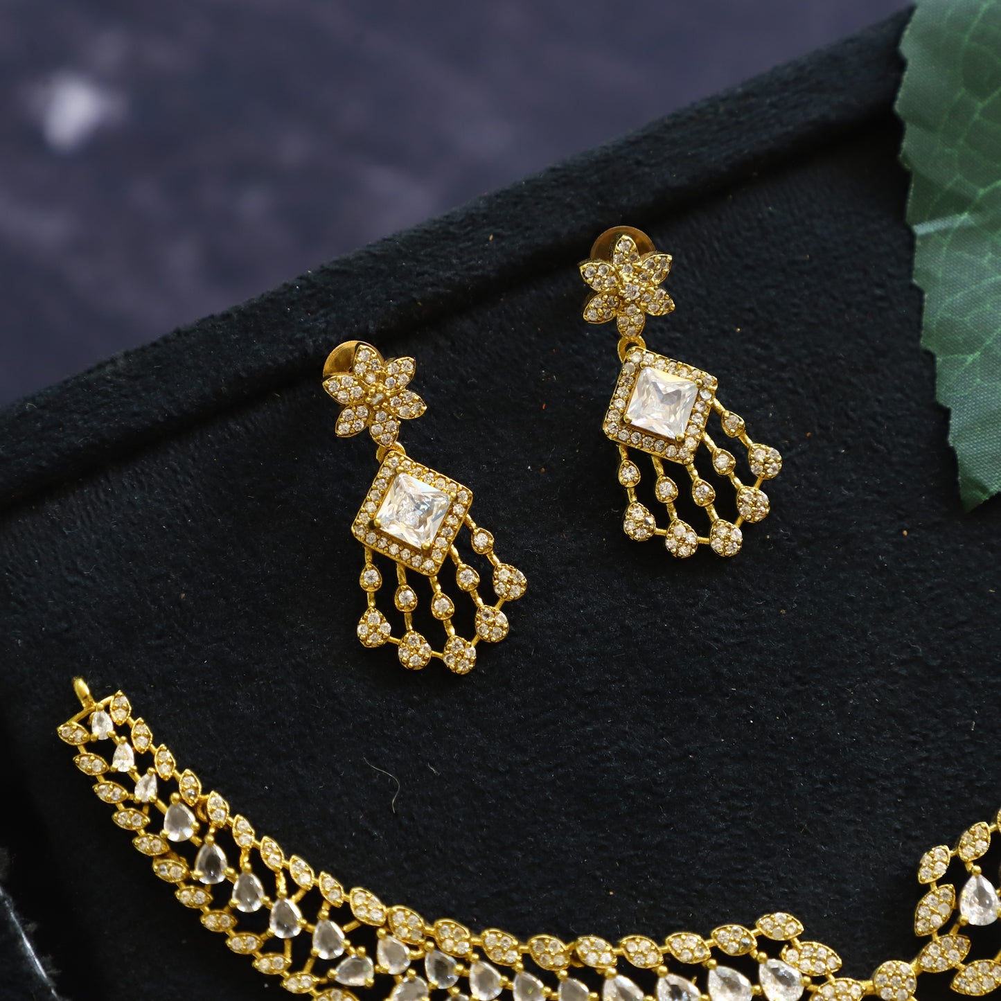 AVIRA NECKPIECE