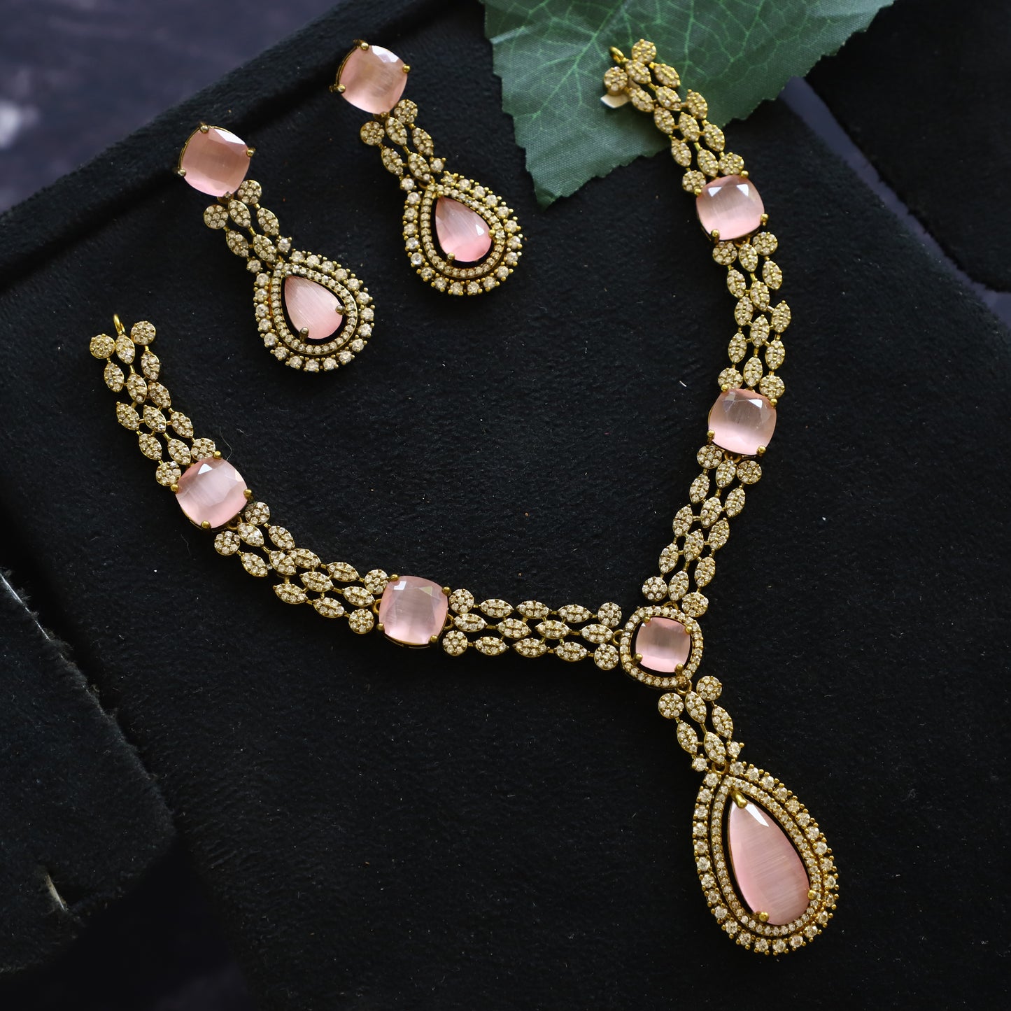 "VICTORIA" NECKPIECE