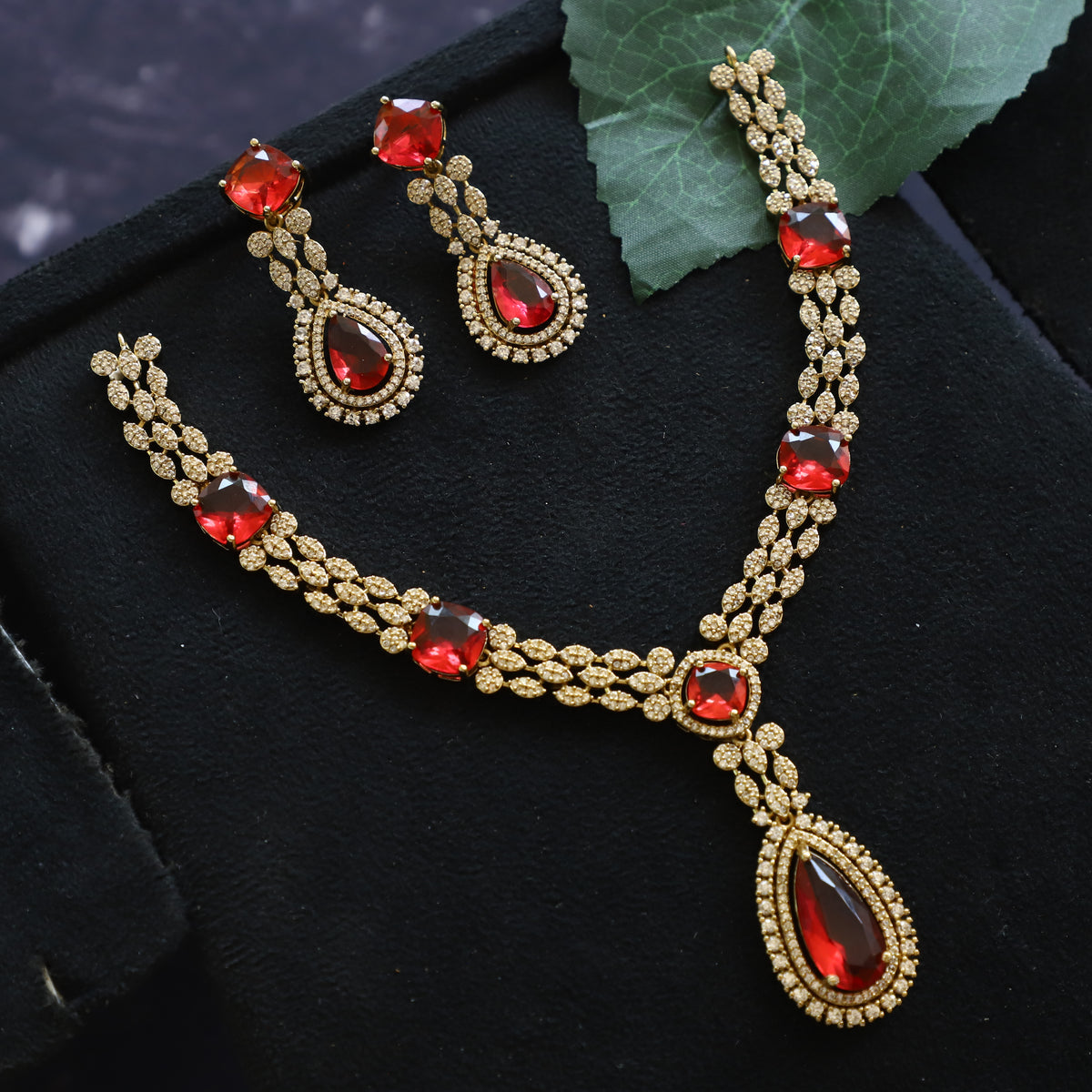 "VICTORIA" NECKPIECE