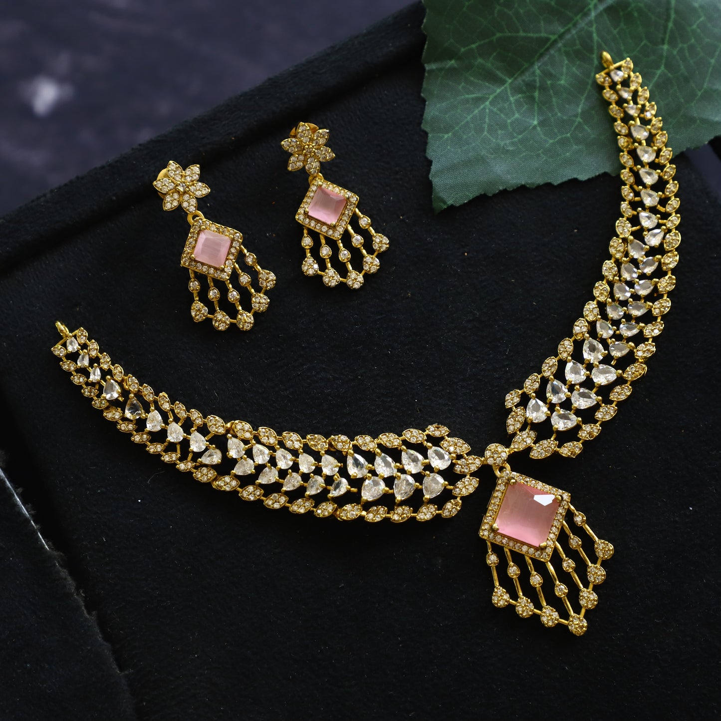 AVIRA NECKPIECE