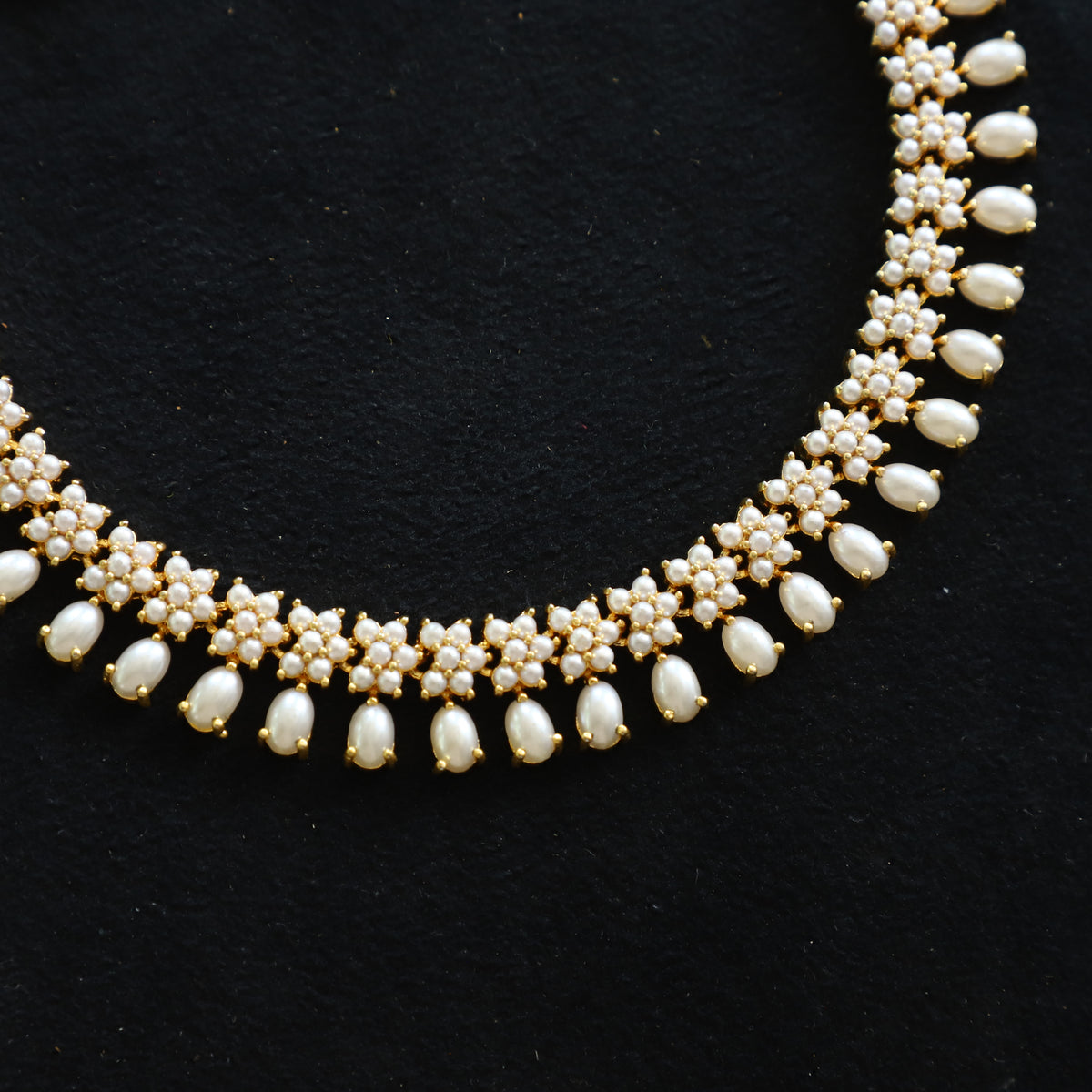 PEARL NECKPIECE