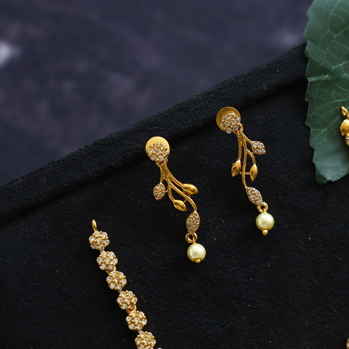CUTEE NECKPIECE