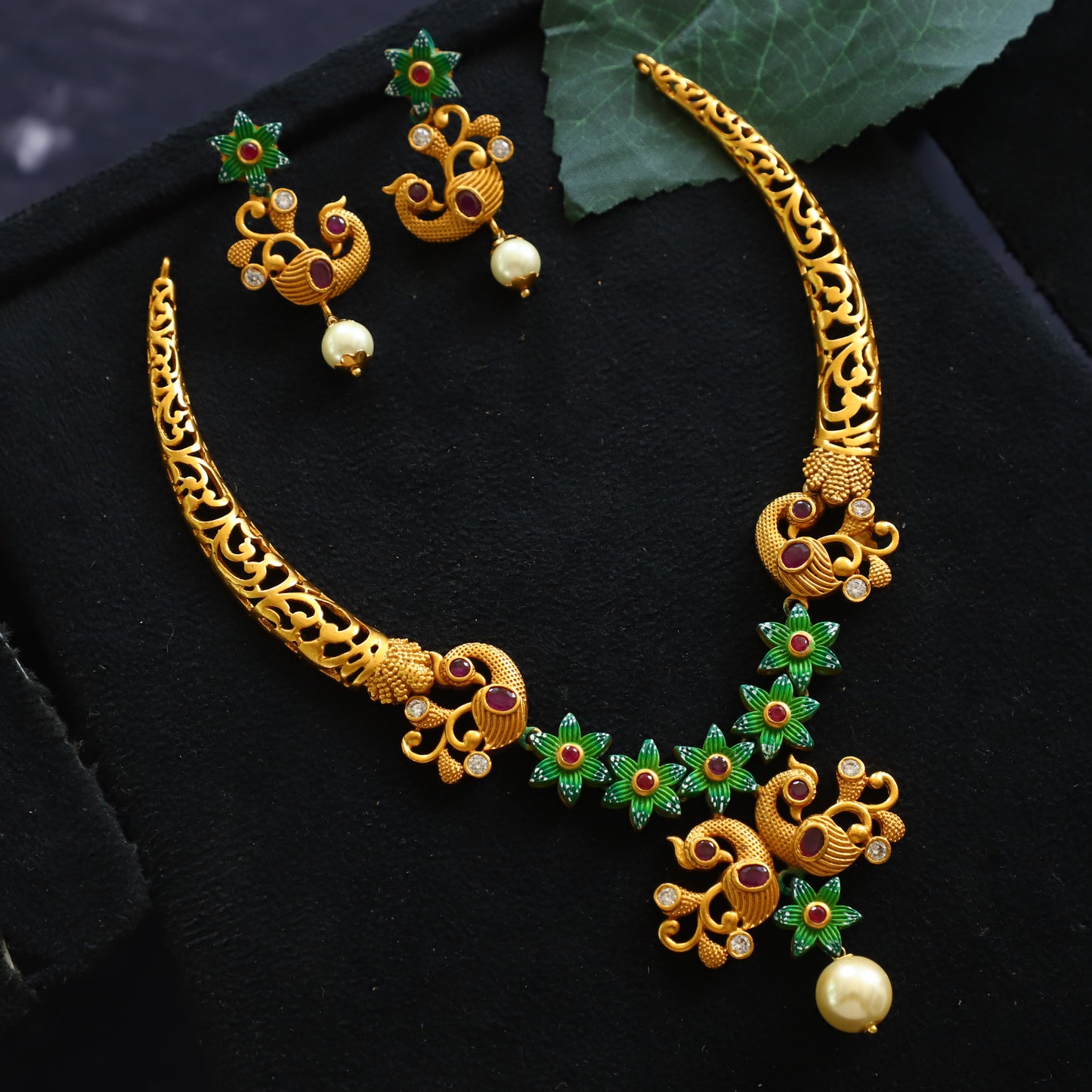 JEYA NECKPIECE