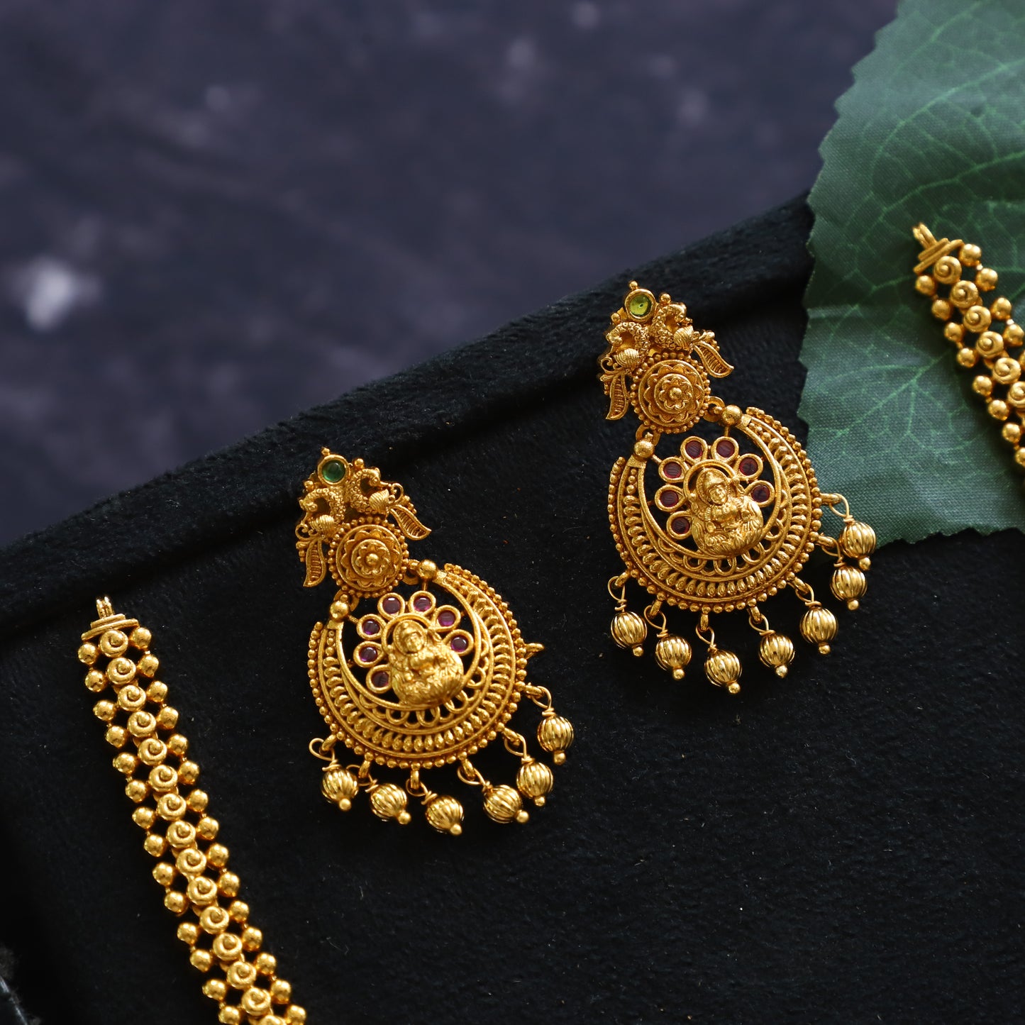 "LAKSHI" NECKPIECE
