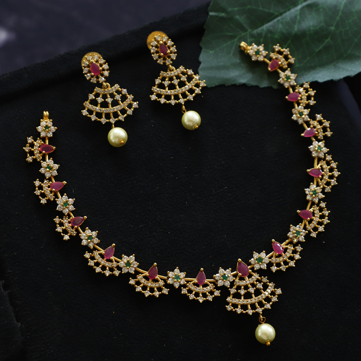 VISRI NECKPIECE