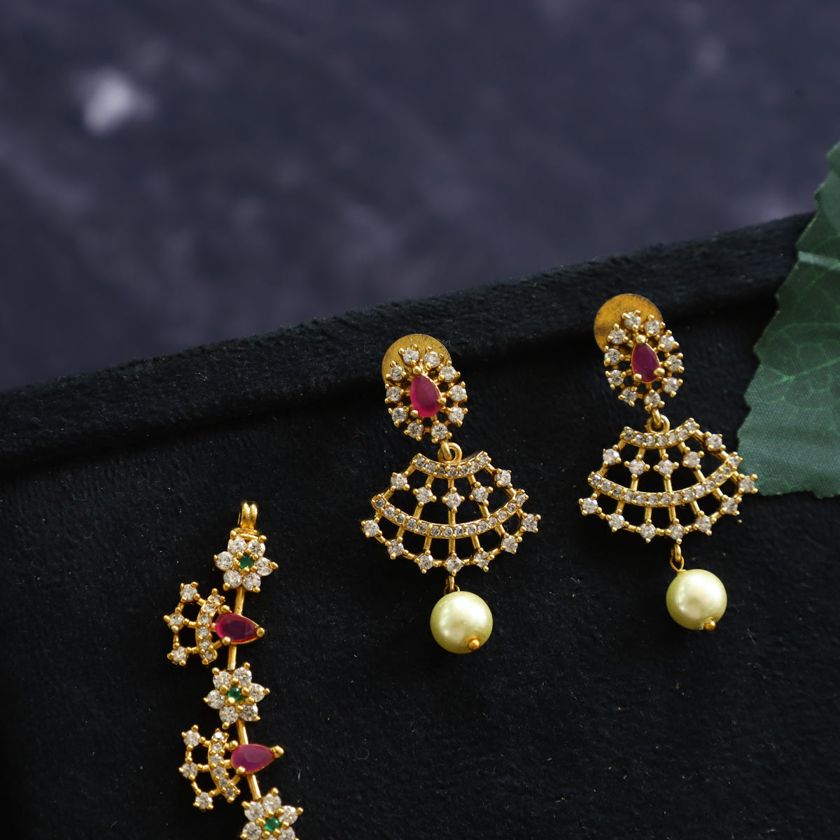 VISRI NECKPIECE