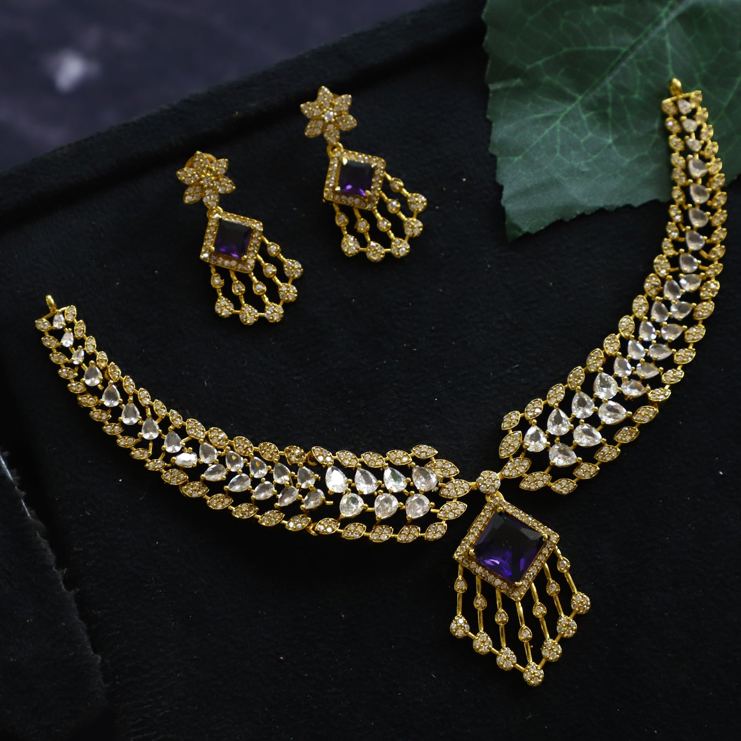 AVIRA NECKPIECE