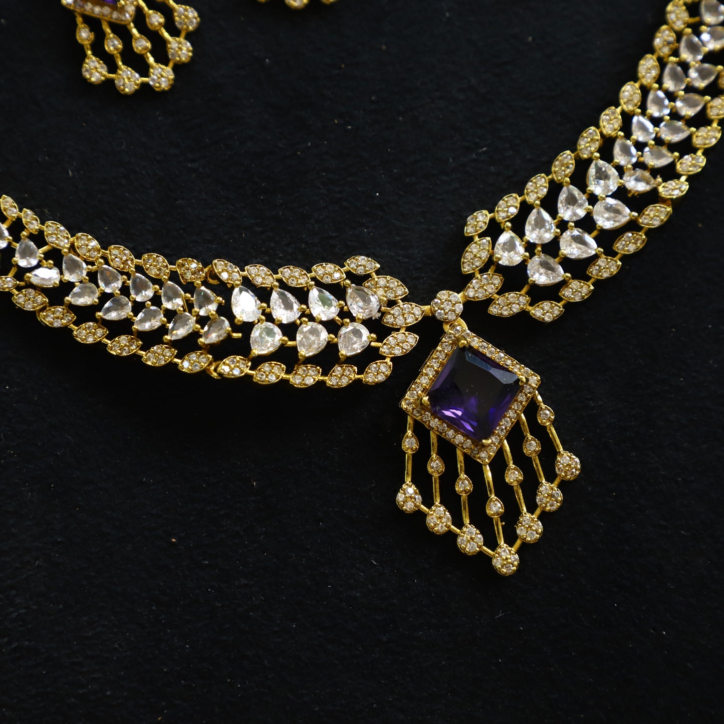 AVIRA NECKPIECE