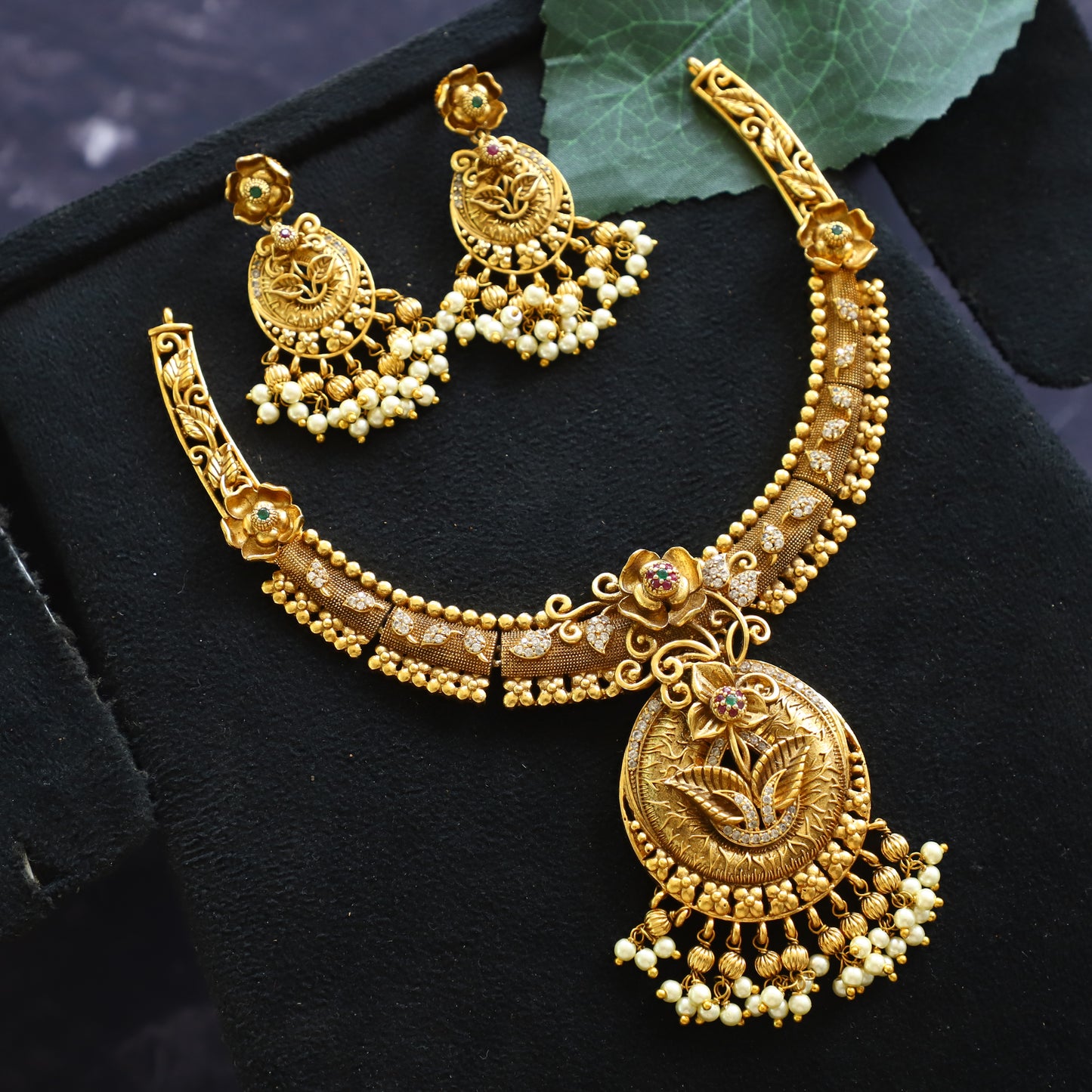 UNCUT DESIGN NECKPIECE