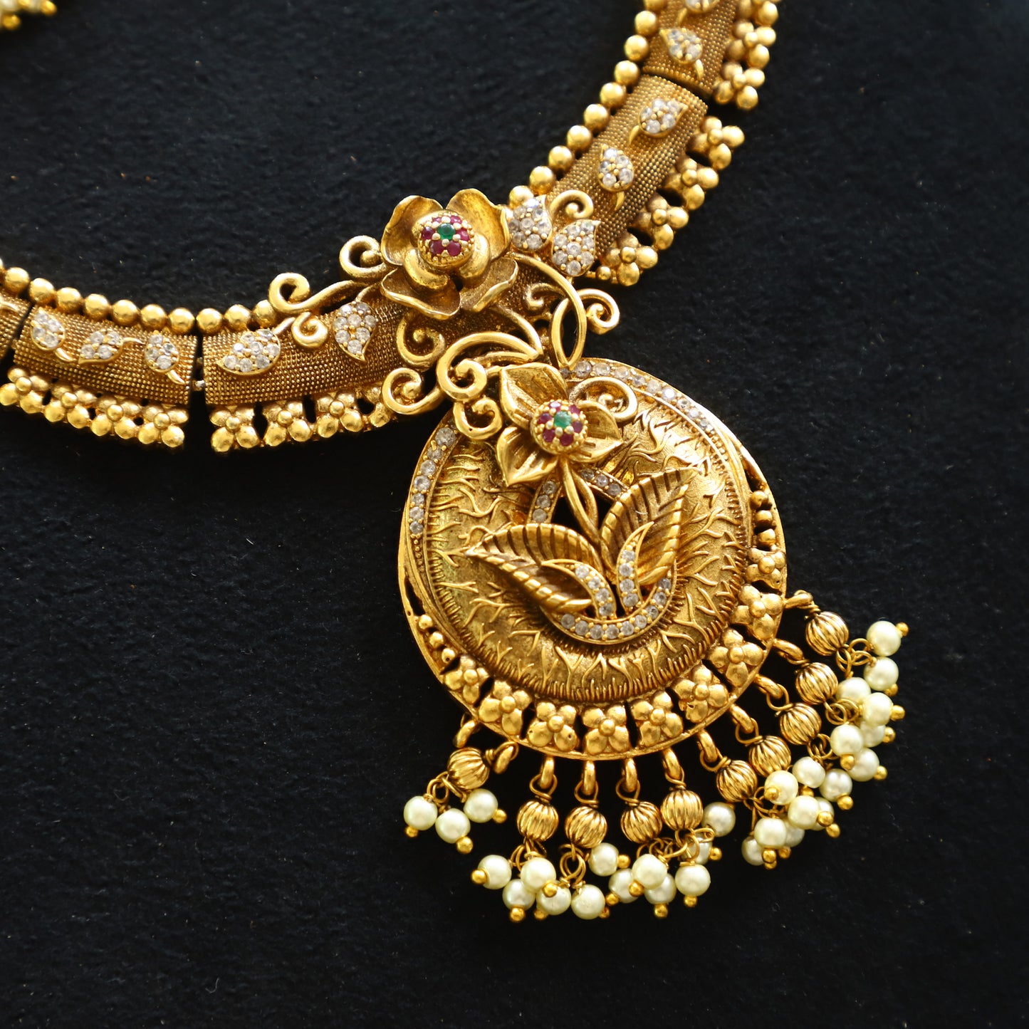 UNCUT DESIGN NECKPIECE