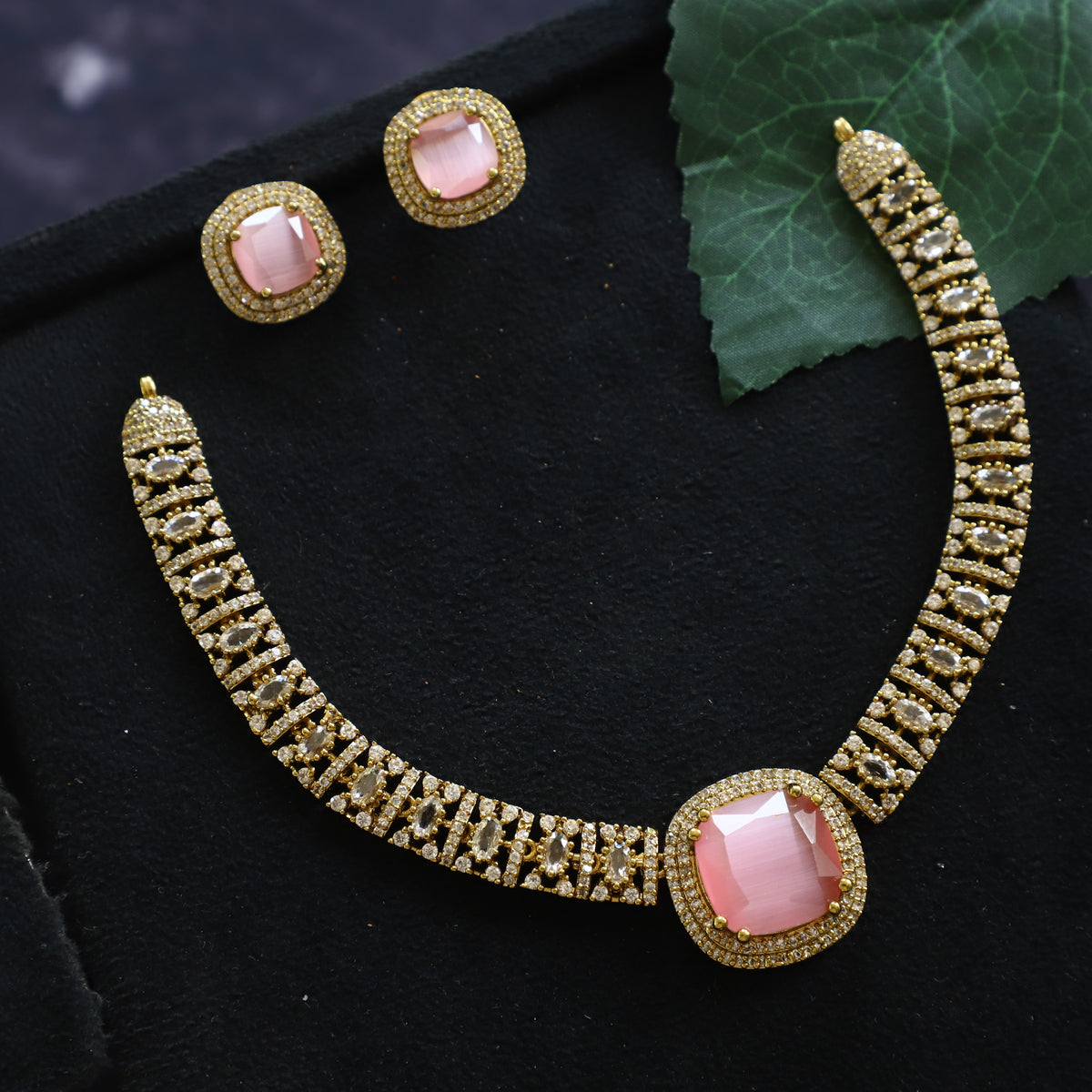 ELEGANT VICTORIAN NECKPIECES